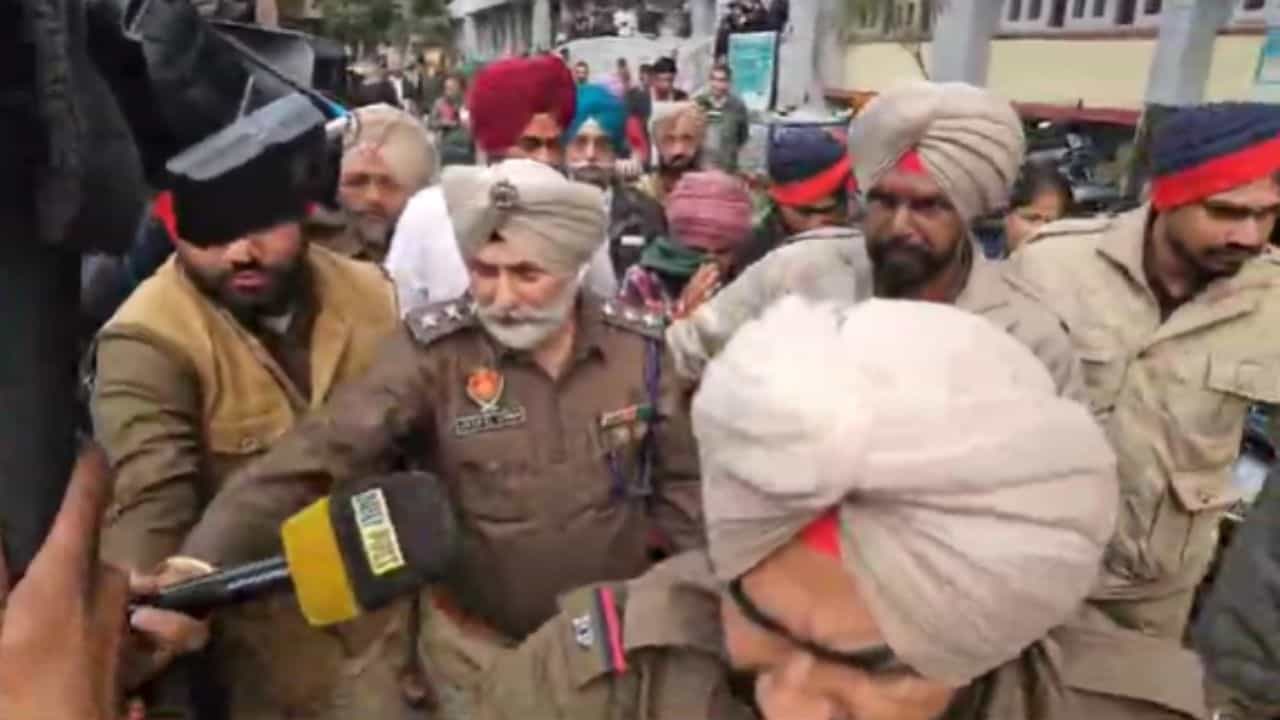 ਡਾ. BR ਅੰਬੇਡਕਰ ਮੂਰਤੀ ਨਾਲ ਛੇੜਛਾੜ ਮਾਮਲੇ ਚ ਮਿਲਿਆ 5 ਦਿਨ ਦਾ ਰਿਮਾਂਡ, ਬਠਿੰਡਾ ਚ ਤਿਰੰਗਾ ਸਾੜਨ ਦੀ ਤਿਆਰੀ ਕਰ ਰਿਹਾ ਸੀ ਮੁਲਜ਼ਮ ਡਾ. BR ਅੰਬੇਡਕਰ ਮੂਰਤੀ ਨਾਲ ਛੇੜਛਾੜ ਮਾਮਲੇ ਚ ਮਿਲਿਆ 5 ਦਿਨ ਦਾ ਰਿਮਾਂਡ, ਬਠਿੰਡਾ ਚ ਤਿਰੰਗਾ ਸਾੜਨ ਦੀ ਤਿਆਰੀ ਕਰ ਰਿਹਾ ਸੀ ਮੁਲਜ਼ਮ