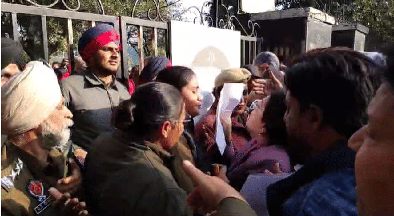 ਅੰਮ੍ਰਿਤਸਰ ਚ ਅਣਪਛਾਤੇ ਕੌਂਸਲਰਾਂ ਖਿਲਾਫ਼ ਮਾਮਲਾ ਦਰਜ, CCTV ਦੀ ਭੰਨਤੋੜ ਦੇ ਇਲਜ਼ਾਮ