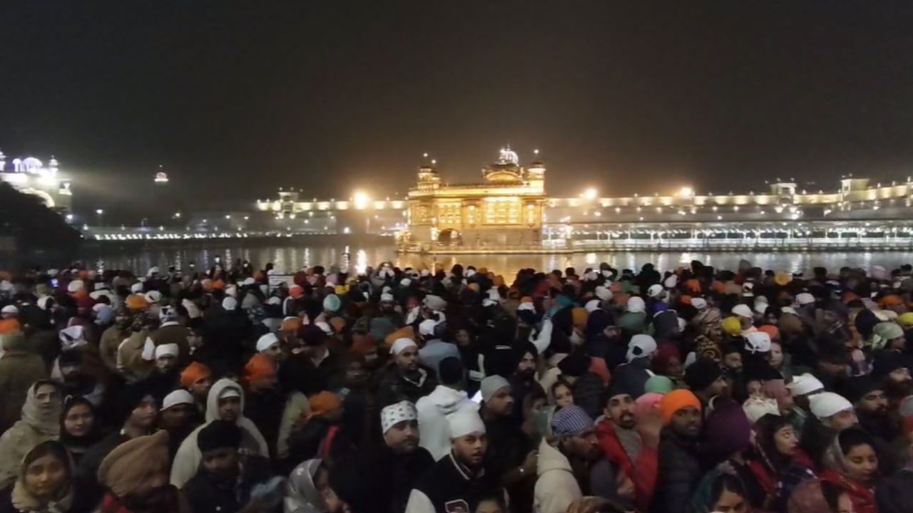 New Year 2025: ਸਾਲ ਦੇ ਪਹਿਲੇ ਦਿਨ ਸਚਖੰਡ ਸ੍ਰੀ ਹਰਿਮੰਦਰ ਸਾਹਿਬ ਚ ਸੰਗਤਾਂ ਨੇ ਲਗਵਾਈ ਹਾਜ਼ਰੀ, ਸਰਬਤ ਦੇ ਭਲੇ ਦੀ ਕੀਤੀ ਅਰਦਾਸ New Year 2025: ਸਾਲ ਦੇ ਪਹਿਲੇ ਦਿਨ ਸਚਖੰਡ ਸ੍ਰੀ ਹਰਿਮੰਦਰ ਸਾਹਿਬ ਚ ਸੰਗਤਾਂ ਨੇ ਲਗਵਾਈ ਹਾਜ਼ਰੀ, ਸਰਬਤ ਦੇ ਭਲੇ ਦੀ ਕੀਤੀ ਅਰਦਾਸ