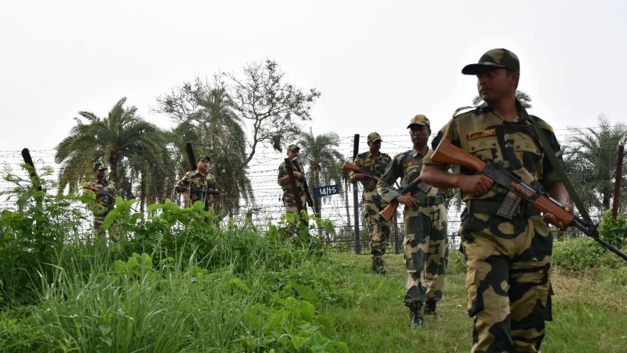ਸਰਹੱਦ ‘ਤੇ ਬਾਂਗਲਾਦੇਸ਼ੀ ਨਾਗਰਿਕਾਂ ਨਾਲ ਝੜਪ, BSF ਨੇ ਛੱਡੇ ਹੰਝੂ ਗੈਸ ਦੇ ਗੋਲੇ ਸਰਹੱਦ ‘ਤੇ ਬਾਂਗਲਾਦੇਸ਼ੀ ਨਾਗਰਿਕਾਂ ਨਾਲ ਝੜਪ, BSF ਨੇ ਛੱਡੇ ਹੰਝੂ ਗੈਸ ਦੇ ਗੋਲੇ