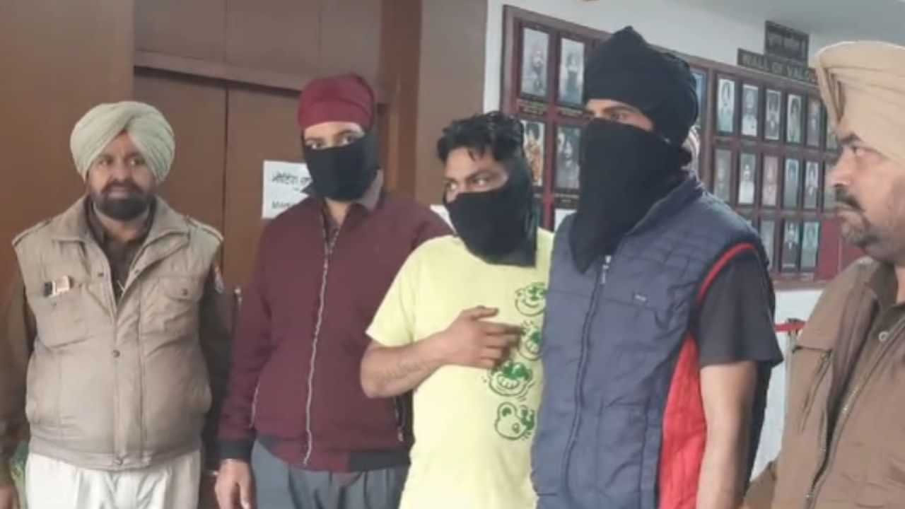 ਪੁਲਿਸ ਮੁਲਾਜ਼ਮ ਹੀ ਨਿਕਲਿਆ ਲੁੱਟੇਰਾ, ਬਠਿੰਡਾ ਪੈਟਰੋਲ ਪੰਪ ਤੋਂ ਲੁੱਟੇ ਸਨ ਪੈਸੇ ਪੁਲਿਸ ਮੁਲਾਜ਼ਮ ਹੀ ਨਿਕਲਿਆ ਲੁੱਟੇਰਾ, ਬਠਿੰਡਾ ਪੈਟਰੋਲ ਪੰਪ ਤੋਂ ਲੁੱਟੇ ਸਨ ਪੈਸੇ