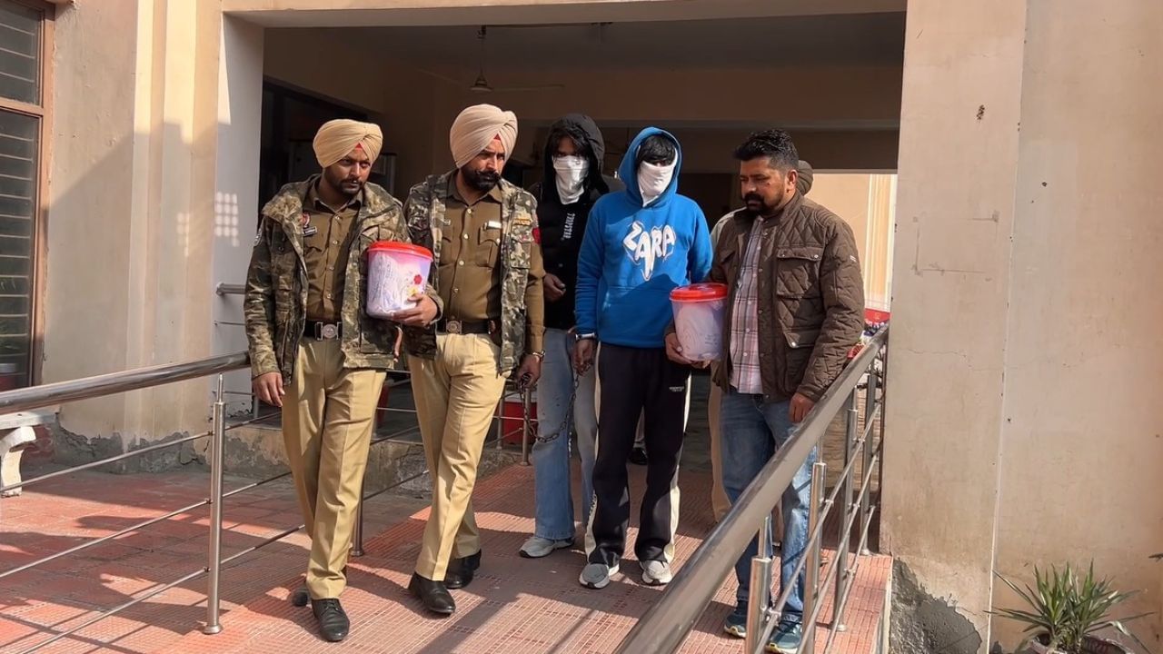 ਫਿਰੋਜ਼ਪੁਰ ਪੁਲਿਸ ਨੇ ਹੈਰੋਇਨ ਸਮੇਤ 2 ਲੋਕਾਂ ਨੂੰ ਕੀਤਾ ਕਾਬੂ, ਪਿਛਲੇ ਸਾਲ 63 Kg ਹੋਈ ਸੀ ਬਰਾਮਦਗੀ ਫਿਰੋਜ਼ਪੁਰ ਪੁਲਿਸ ਨੇ ਹੈਰੋਇਨ ਸਮੇਤ 2 ਲੋਕਾਂ ਨੂੰ ਕੀਤਾ ਕਾਬੂ, ਪਿਛਲੇ ਸਾਲ 63 Kg ਹੋਈ ਸੀ ਬਰਾਮਦਗੀ