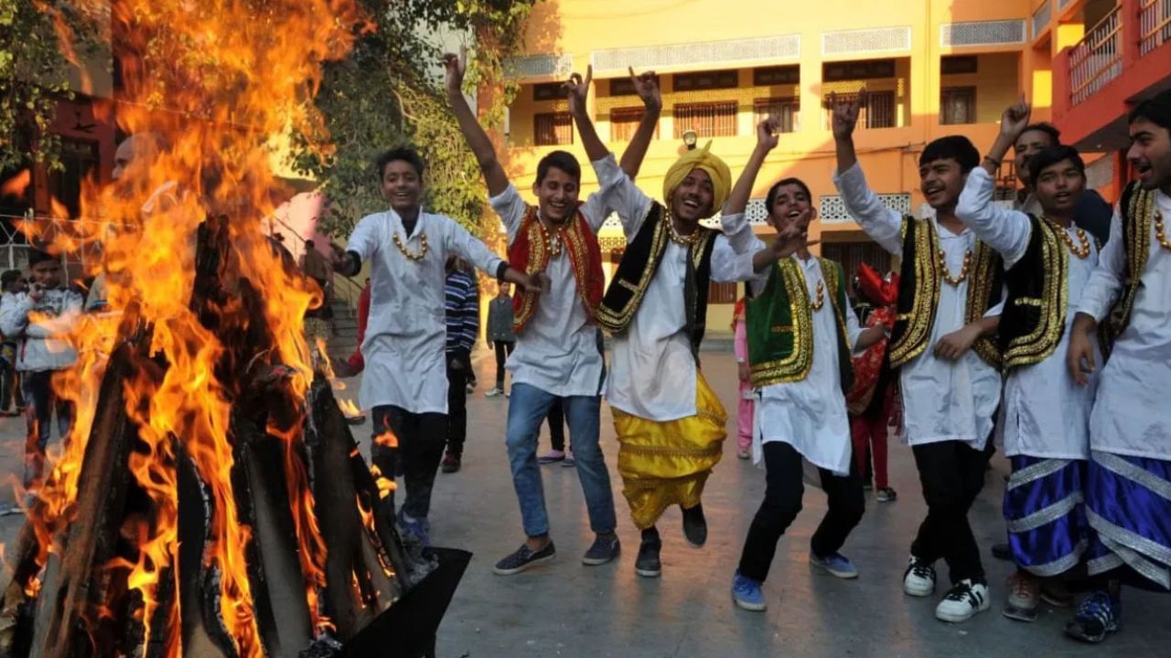 Lohri 2025: ਲੋਹੜੀ ਦੇ ਤਿਉਹਾਰ ਵਾਲੇ ਦਿਨ ਜ਼ਰੂਰ ਸੁਣੋ ਇਹ ਕਥਾ, ਜ਼ਿੰਦਗੀ ਵਿੱਚ ਰਹਿਣਗੀਆਂ ਖੁਸ਼ੀਆਂ! Lohri 2025: ਲੋਹੜੀ ਦੇ ਤਿਉਹਾਰ ਵਾਲੇ ਦਿਨ ਜ਼ਰੂਰ ਸੁਣੋ ਇਹ ਕਥਾ, ਜ਼ਿੰਦਗੀ ਵਿੱਚ ਰਹਿਣਗੀਆਂ ਖੁਸ਼ੀਆਂ!