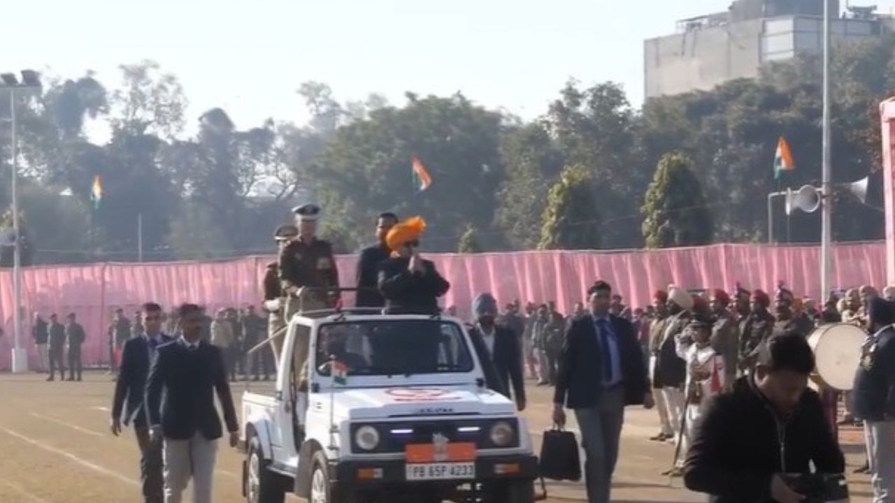 ਲੁਧਿਆਣਾ ਵਿੱਚ ਰਾਜਪਾਲ ਗੁਲਾਬ ਚੰਦ ਕਟਾਰੀਆ ਨੇ ਲਹਿਰਾਇਆ ਤਿਰੰਗਾ ਲੁਧਿਆਣਾ ਵਿੱਚ ਰਾਜਪਾਲ ਗੁਲਾਬ ਚੰਦ ਕਟਾਰੀਆ ਨੇ ਲਹਿਰਾਇਆ ਤਿਰੰਗਾ