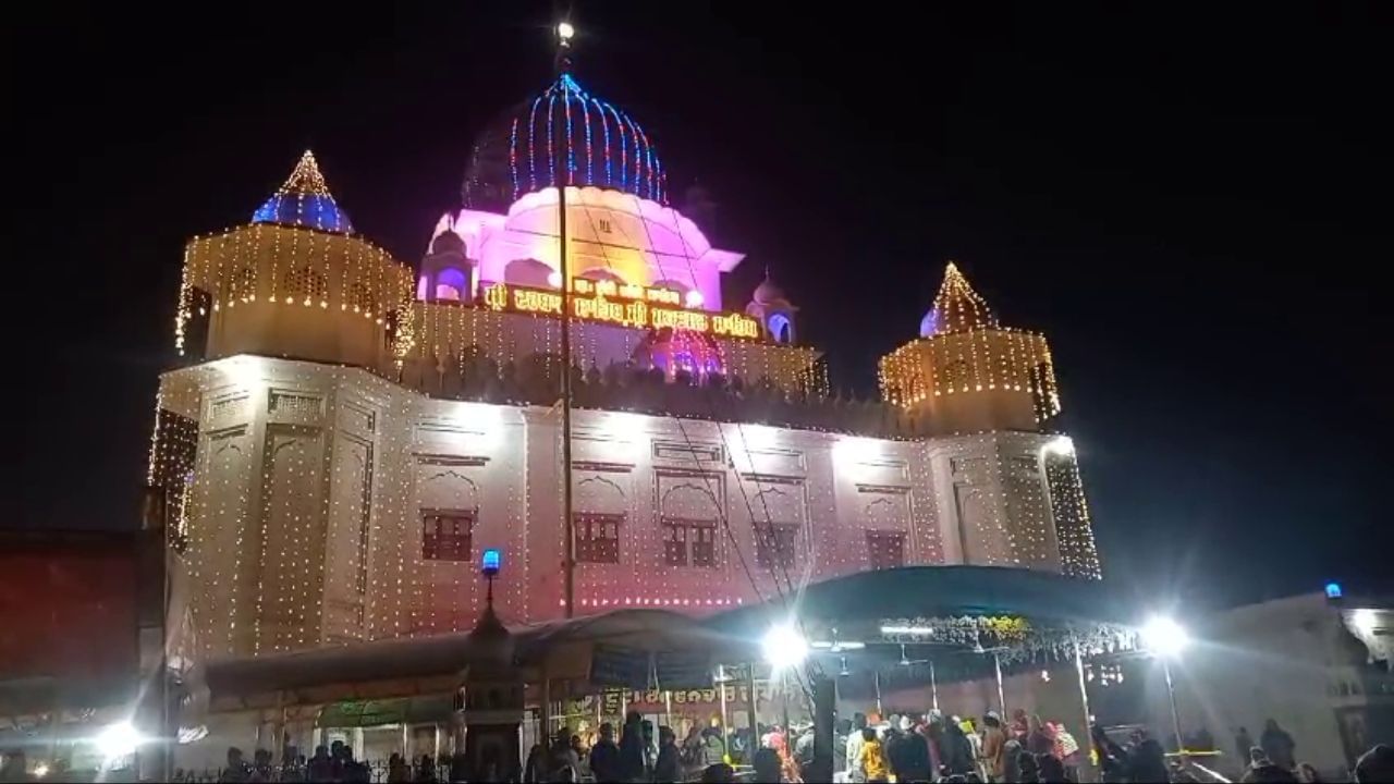 ਮਾਘੀ ਮੇਲਾ ਲਈ ਪਹੁੰਚ ਰਹੀ ਸੰਗਤ, ਗੁਰਦੁਆਰਾ ਮੁਕਤਸਰ ਸਾਹਿਬ ਦੇ ਪਵਿੱਤਰ ਸਰੋਵਰ ‘ਚ ਸ਼ਰਧਾਲੂ ਕਰ ਰਹੇ ਇਸ਼ਨਾਨ ਮਾਘੀ ਮੇਲਾ ਲਈ ਪਹੁੰਚ ਰਹੀ ਸੰਗਤ, ਗੁਰਦੁਆਰਾ ਮੁਕਤਸਰ ਸਾਹਿਬ ਦੇ ਪਵਿੱਤਰ ਸਰੋਵਰ ‘ਚ ਸ਼ਰਧਾਲੂ ਕਰ ਰਹੇ ਇਸ਼ਨਾਨ