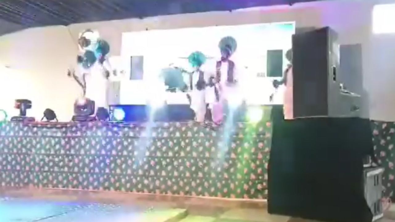 Shocking Video: ਪਟਿਆਲਾ ‘ਚ ਸਟੇਜ ‘ਤੇ ਭੰਗੜਾ ਪਾਉਂਦੇ ਹੋਏ ਡਿੱਗਿਆ ਕਲਾਕਾਰ, ਮੌਕੇ ‘ਤੇ ਹੋਈ ਮੌਤ Shocking Video: ਪਟਿਆਲਾ ‘ਚ ਸਟੇਜ ‘ਤੇ ਭੰਗੜਾ ਪਾਉਂਦੇ ਹੋਏ ਡਿੱਗਿਆ ਕਲਾਕਾਰ, ਮੌਕੇ ‘ਤੇ ਹੋਈ ਮੌਤ