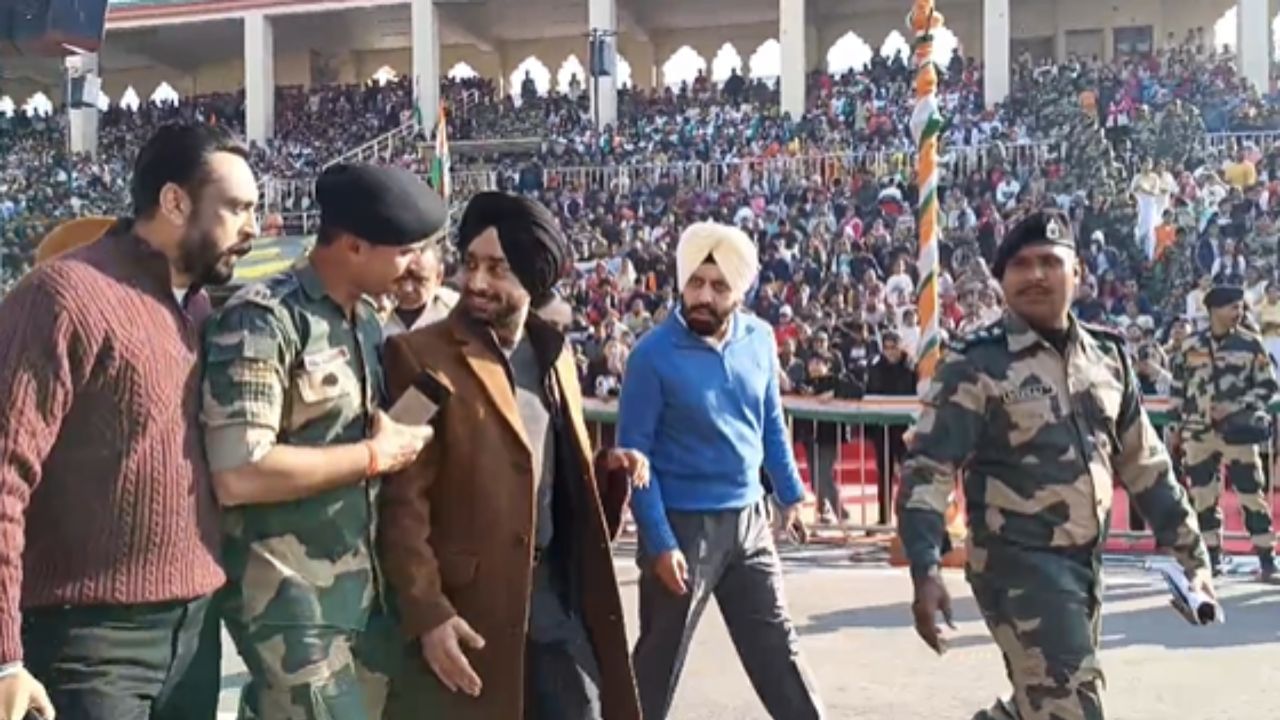 ਗਣਤੰਤਰ ਦਿਹਾੜੇ ਮੌਕੇ ਅਟਾਰੀ ਬਾਰਡਰ ‘ਤੇ ਰਿਟਰੀਟ ਸੈਰੇਮਨੀ, ਸਤਿੰਦਰ ਸਰਤਾਜ ਤੇ ਸਿੰਮੀ ਚਹਿਲ ਵੀ ਪਹੁੰਚੇ ਗਣਤੰਤਰ ਦਿਹਾੜੇ ਮੌਕੇ ਅਟਾਰੀ ਬਾਰਡਰ ‘ਤੇ ਰਿਟਰੀਟ ਸੈਰੇਮਨੀ, ਸਤਿੰਦਰ ਸਰਤਾਜ ਤੇ ਸਿੰਮੀ ਚਹਿਲ ਵੀ ਪਹੁੰਚੇ