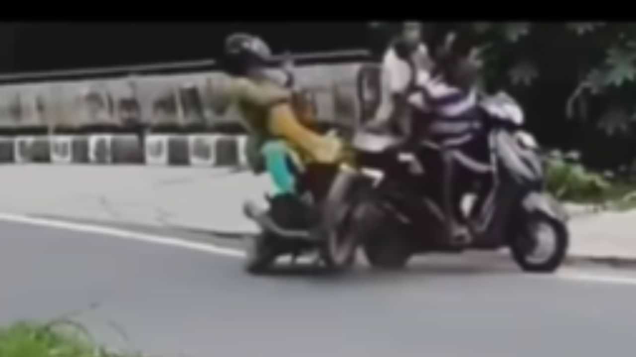 Viral Video: ਆਂਟੀ ਨਾਲ ਹੋਇਆ ਅਜਿਹਾ, ਦੇਖ ਕੇ ਕੰਬ ਜਾਵੇਗੀ ਰੂਹ, ਦੇਖੋ VIDEO Viral Video: ਆਂਟੀ ਨਾਲ ਹੋਇਆ ਅਜਿਹਾ, ਦੇਖ ਕੇ ਕੰਬ ਜਾਵੇਗੀ ਰੂਹ, ਦੇਖੋ VIDEO