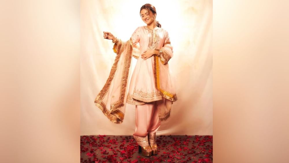 ਅਦਾਕਾਰਾ ਨੇ ਕਢਾਈ ਅਤੇ ਸ਼ੀਸ਼ੇ ਦੇ ਕੰਮ ਵਾਲਾ ਭਾਰੀ ਸੂਟ ਪਾਇਆ ਹੋਇਆ ਹੈ। ਇਹ ਸੂਟ ਡਿਜ਼ਾਈਨ ਅਨਾਰਕਲੀ ਸਟਾਈਲ ਦੀ ਛੋਟੀ ਕੁੜਤੀ ਅਤੇ ਸਲਵਾਰ ਵਿੱਚ ਬਹੁਤ ਹੀ ਵਿਲੱਖਣ ਲਗ ਰਿਹਾ ਹੈ। ਨਾਲ ਹੀ, ਹਲਕੇ ਭਾਰ ਵਾਲੇ ਗਹਿਣਿਆਂ, ਘੱਟੋ-ਘੱਟ ਮੇਕਅਪ ਅਤੇ ਪੋਨੀਟੇਲ ਨਾਲ ਦਿੱਖ ਨੂੰ ਸਟਾਈਲਿਸ਼ ਬਣਾਇਆ ਗਿਆ ਹੈ।( Credit : avneetkaur_13 )
