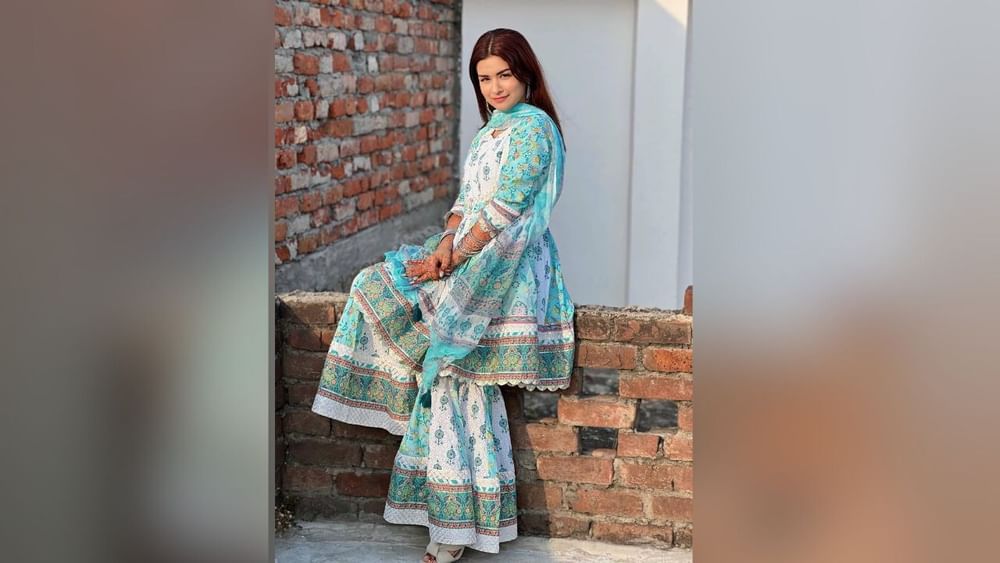 ਲੋਹੜੀ ਫੰਕਸ਼ਨ ਵਿੱਚ ਇੱਕ ਸਧਾਰਨ ਸੂਟ ਵਿੱਚ ਸਟਾਈਲਿਸ਼ ਲੁੱਕ ਪਾਉਣ ਲਈ, ਤੁਸੀਂ ਅਦਾਕਾਰਾ ਦੇ ਇਸ ਲੁੱਕ ਤੋਂ ਵਿਚਾਰ ਲੈ ਸਕਦੇ ਹੋ। ਉਸਨੇ ਪ੍ਰਿੰਟਿਡ ਸ਼ਰਾਰਾ ਸੂਟ ਪਾਇਆ ਹੋਇਆ ਹੈ। ਨਾਲ ਹੀ ਲੁੱਕ ਨੂੰ ਉੱਚੀ ਅੱਡੀ ਵਾਲੀਆਂ ਜੁੱਤੀਆਂ ਨਾਲ ਕੰਪਲਿਟ ਕੀਤਾ ਹੈ। ਤੁਸੀਂ ਹਲਕੇ ਭਾਰ ਵਾਲਾ ਜਾਂ ਪ੍ਰਿੰਟਿਡ ਸ਼ਰਾਰਾ ਸੂਟ ਵੀ ਅਜ਼ਮਾ ਸਕਦੇ ਹੋ।( Credit : avneetkaur_13 )