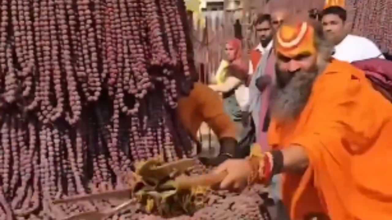 Mahakumbh Video Viral: ਬਾਬਾ ਤ੍ਰਿਸ਼ੂਲ ਲੈ ਕੇ ਭੱਜਿਆ ਸ਼ਖਸ ਦੇ ਪਿੱਛੇ, ਫੜੇ ਜਾਣ ਤੇ ਸਾਧੂ ਨੇ ਖੂਬ ਕੁੱਟਿਆ