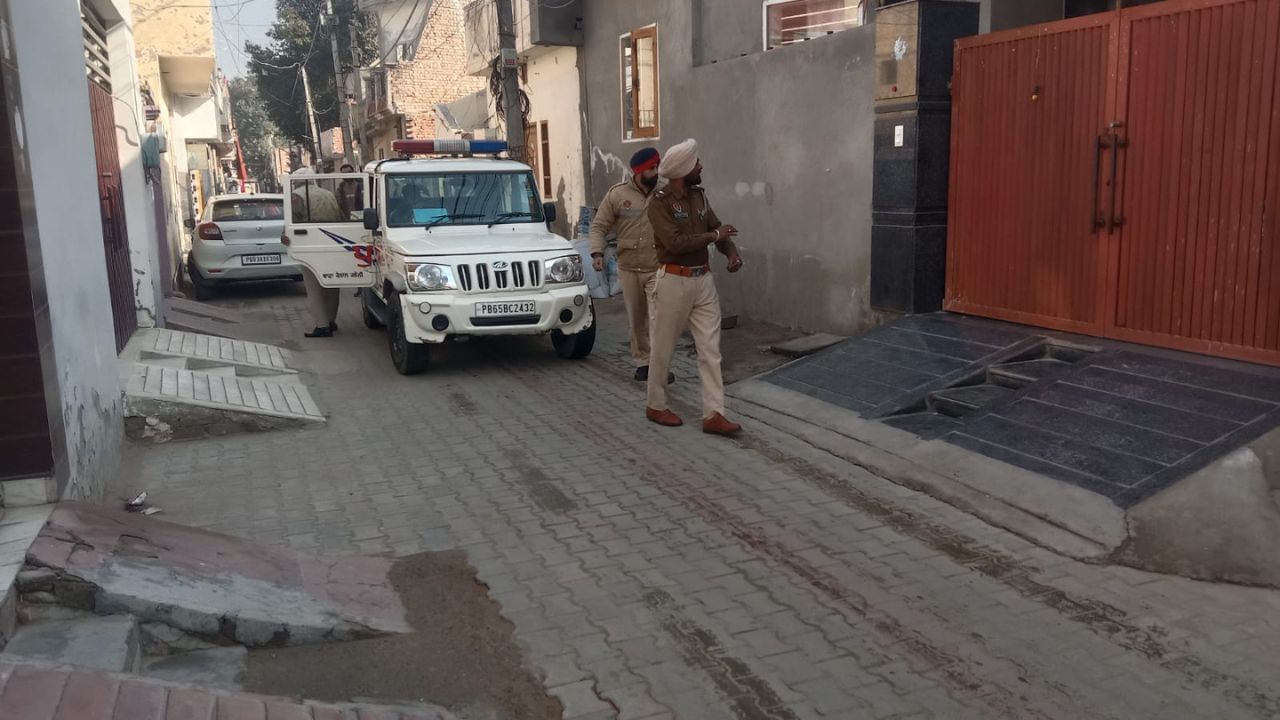 NIA Raid: ਬਠਿੰਡਾ ਵਿੱਚ NIA ਨੇ ਮਾਰਿਆ ਛਾਪਾ, ਇਮੀਗ੍ਰੇਸ਼ਨ ਏਜੰਟ ਤੋਂ ਹੋਈ ਪੁੱਛਗਿੱਛ NIA Raid: ਬਠਿੰਡਾ ਵਿੱਚ NIA ਨੇ ਮਾਰਿਆ ਛਾਪਾ, ਇਮੀਗ੍ਰੇਸ਼ਨ ਏਜੰਟ ਤੋਂ ਹੋਈ ਪੁੱਛਗਿੱਛ