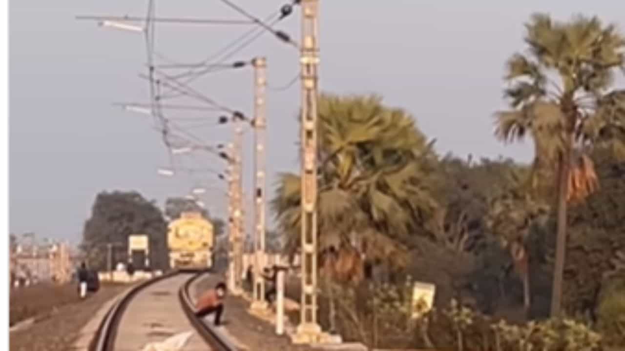 ਸਿਰ ਚੜ੍ਹਿਆ ਆਸ਼ਕੀ ਦਾ ਭੂਤ, ਰੇਲਵੇ ਟ੍ਰੈਕ ਤੇ ਬੈਠ ਮਾਰ ਰਿਹਾ ਸੀ ਫੋਨ ਤੇ ਗੱਲਾਂ, ਰੇਲਗੱਡੀ ਦੇ ਹਾਰਨ ਨੂੰ ਵੀ ਕੀਤਾ Ignore ਸਿਰ ਚੜ੍ਹਿਆ ਆਸ਼ਕੀ ਦਾ ਭੂਤ, ਰੇਲਵੇ ਟ੍ਰੈਕ ਤੇ ਬੈਠ ਮਾਰ ਰਿਹਾ ਸੀ ਫੋਨ ਤੇ ਗੱਲਾਂ, ਰੇਲਗੱਡੀ ਦੇ ਹਾਰਨ ਨੂੰ ਵੀ ਕੀਤਾ Ignore