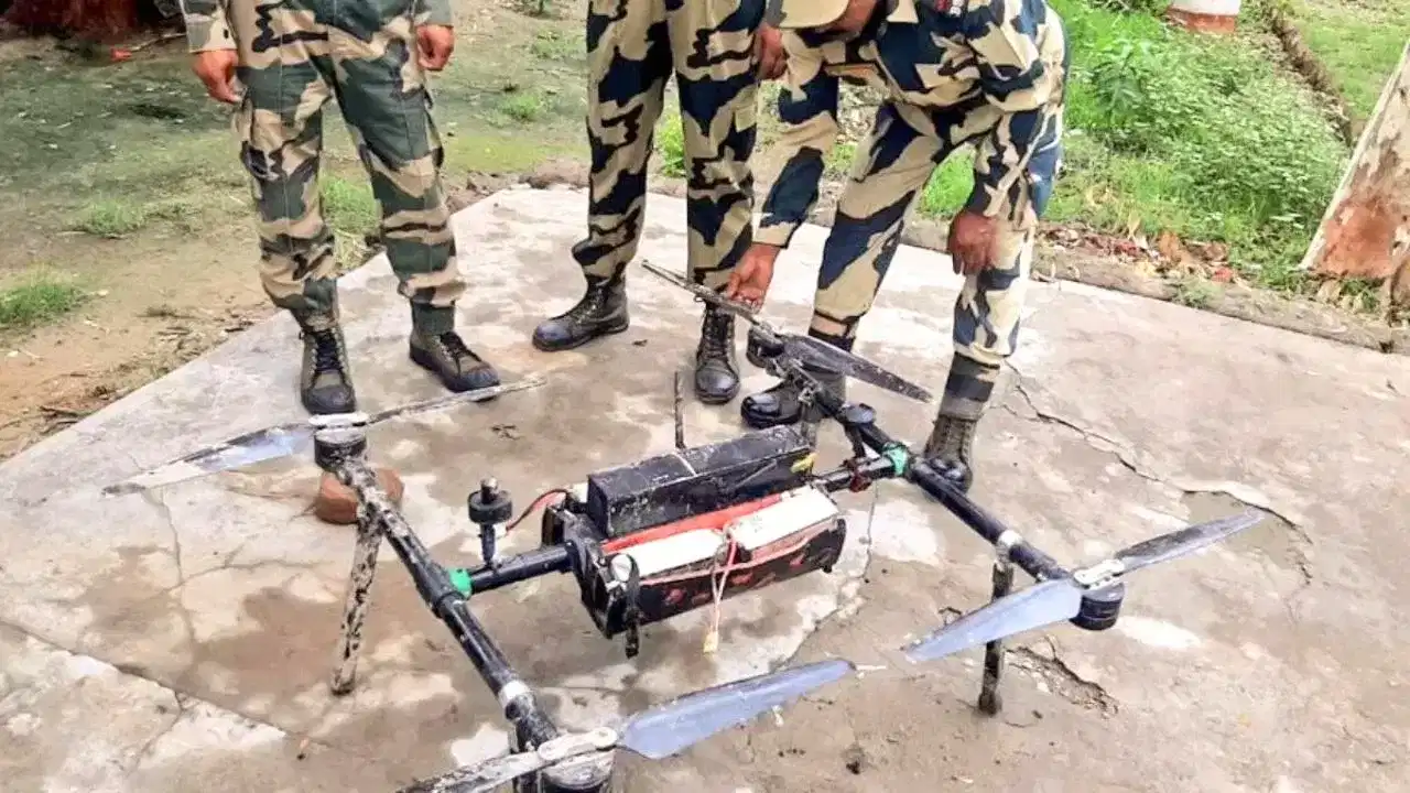 ਭਾਰਤ-ਪਾਕਿ ਸਰਹੱਦ ਤੇ ਮਜ਼ਬੂਤ ਹੋਵੇਗਾ BSF ਦਾ ਐਂਟੀ-ਡਰੋਨ ਸਿਸਟਮ, ਦੁਸ਼ਮਣ ਦੀ ਹਰ ਹਰਕਤ ਤੇ ਰਹੇਗੀ ਨਜ਼ਰ ਭਾਰਤ-ਪਾਕਿ ਸਰਹੱਦ ਤੇ ਮਜ਼ਬੂਤ ਹੋਵੇਗਾ BSF ਦਾ ਐਂਟੀ-ਡਰੋਨ ਸਿਸਟਮ, ਦੁਸ਼ਮਣ ਦੀ ਹਰ ਹਰਕਤ ਤੇ ਰਹੇਗੀ ਨਜ਼ਰ