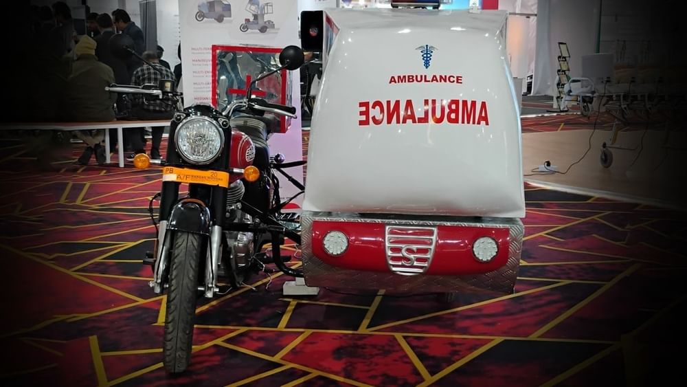ਬੁਲੇਟ ਐਂਬੂਲੈਂਸ ਦੇ ਸੰਸਥਾਪਕ ਅਜੈ ਗੁਪਤਾ ਹਨ, ਜਿਨ੍ਹਾਂ ਨੇ ਇਸਨੂੰ ਡੀਆਰਡੀਓ ਤਕਨਾਲੋਜੀ ਦੀ ਮਦਦ ਨਾਲ ਵਿਕਸਤ ਕੀਤਾ ਹੈ। ਉਹਨਾਂ ਦੀ ਕੰਪਨੀ ਮੋਟੋਲੈਂਸ ਨੇ ਇਸਨੂੰ ਹਾਲ ਹੀ ਵਿੱਚ ਹੋਏ Auto Expo ਵਿੱਚ ਪ੍ਰਦਰਸ਼ਿਤ ਕੀਤਾ ਸੀ।