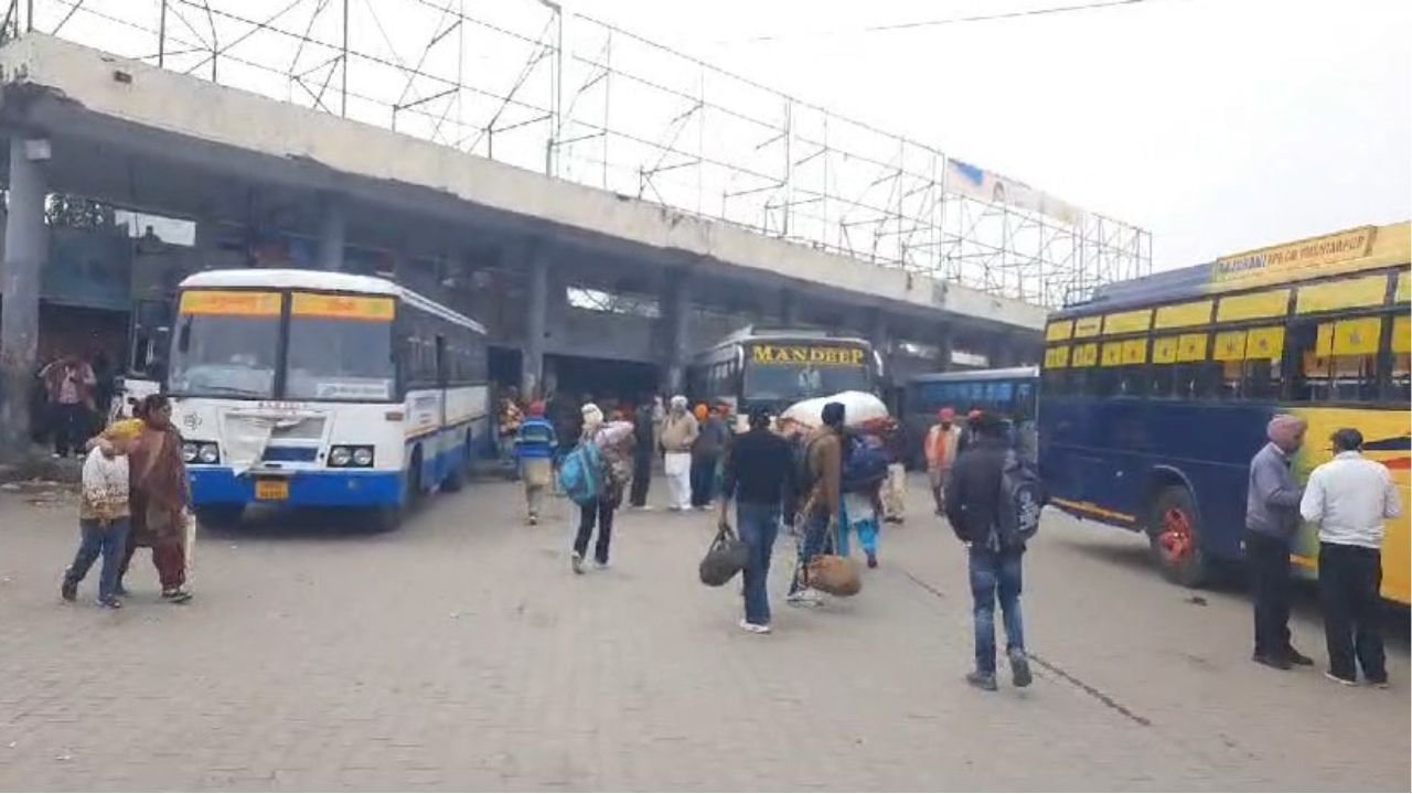 Bus Strike: ਅੱਜ ਵੀ ਬੰਦ ਰਹਿਣਗੀਆਂ ਸਰਕਾਰੀ ਬੱਸਾਂ, ਯਾਤਰੀਆਂ ਨੂੰ ਪ੍ਰਾਈਵੇਟ ਬੱਸਾਂ ਤੇ ਹੀ ਕਰਨਾ ਪਵੇਗਾ ਸਫ਼ਰ Bus Strike: ਅੱਜ ਵੀ ਬੰਦ ਰਹਿਣਗੀਆਂ ਸਰਕਾਰੀ ਬੱਸਾਂ, ਯਾਤਰੀਆਂ ਨੂੰ ਪ੍ਰਾਈਵੇਟ ਬੱਸਾਂ ਤੇ ਹੀ ਕਰਨਾ ਪਵੇਗਾ ਸਫ਼ਰ