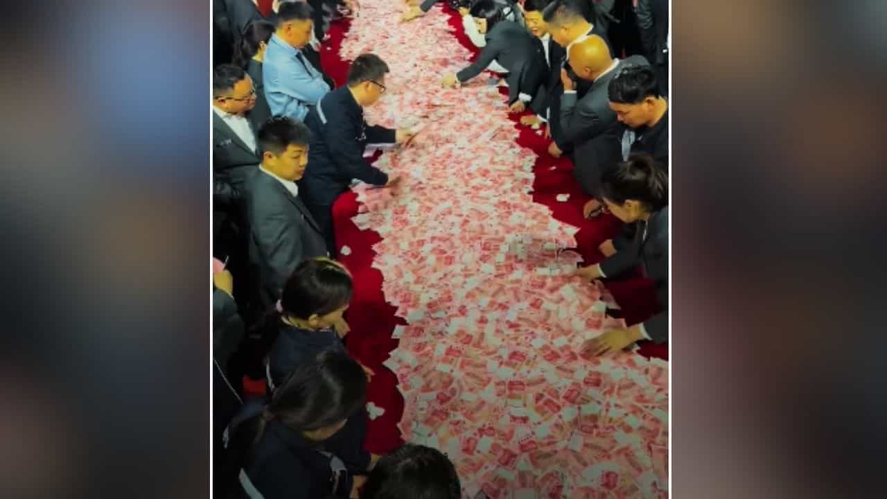 ਕੰਪਨੀ ਨੇ 70 ਕਰੋੜ ਕੈਸ਼ ਰੱਖ ਕਰਮਚਾਰੀਆਂ ਨੂੰ ਕਿਹਾ- ਜਿੰਨਾ ਤੁਸੀਂ 15 ਮਿੰਟਾਂ ਵਿੱਚ ਗਿਣ ਸਕਦੇ ਹੋ, ਓਨਾ ਤੁਹਾਡਾ, ਵੀਡੀਓ ਹੋਇਆ ਵਾਇਰਲ ਕੰਪਨੀ ਨੇ 70 ਕਰੋੜ ਕੈਸ਼ ਰੱਖ ਕਰਮਚਾਰੀਆਂ ਨੂੰ ਕਿਹਾ- ਜਿੰਨਾ ਤੁਸੀਂ 15 ਮਿੰਟਾਂ ਵਿੱਚ ਗਿਣ ਸਕਦੇ ਹੋ, ਓਨਾ ਤੁਹਾਡਾ, ਵੀਡੀਓ ਹੋਇਆ ਵਾਇਰਲ