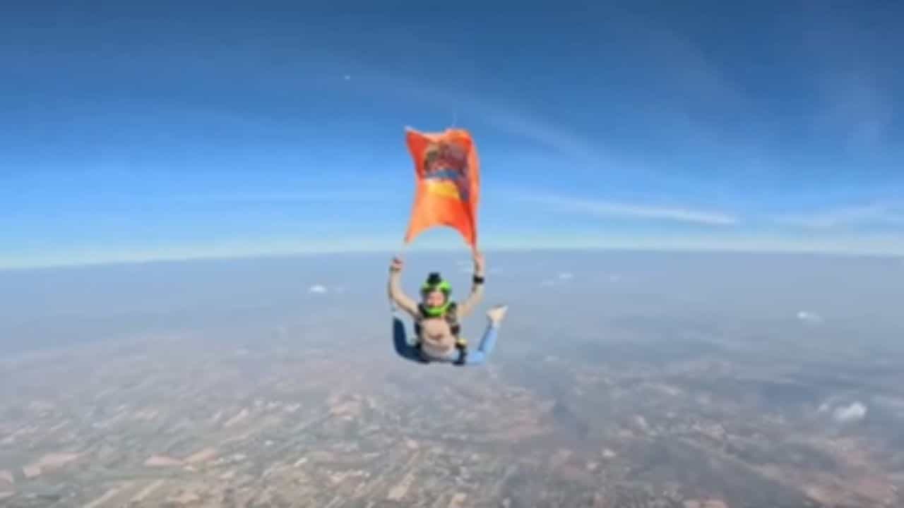 Viral Video: ਕੁੜੀ ਨੇ 13 ਹਜ਼ਾਰ ਫੁੱਟ ਦੀ ਉਚਾਈ ਤੇ ਹਵਾ ਵਿੱਚ ਲਹਿਰਾਇਆ ਮਹਾਂਕੁੰਭ ਦਾ ਝੰਡਾ, ਇੰਟਰਨੈੱਟ ਤੇ ਲੋਕਾਂ ਨੇ ਕੀਤੀ ਬਹਾਦਰੀ ਦੀ ਪ੍ਰਸ਼ੰਸਾ Viral Video: ਕੁੜੀ ਨੇ 13 ਹਜ਼ਾਰ ਫੁੱਟ ਦੀ ਉਚਾਈ ਤੇ ਹਵਾ ਵਿੱਚ ਲਹਿਰਾਇਆ ਮਹਾਂਕੁੰਭ ਦਾ ਝੰਡਾ, ਇੰਟਰਨੈੱਟ ਤੇ ਲੋਕਾਂ ਨੇ ਕੀਤੀ ਬਹਾਦਰੀ ਦੀ ਪ੍ਰਸ਼ੰਸਾ