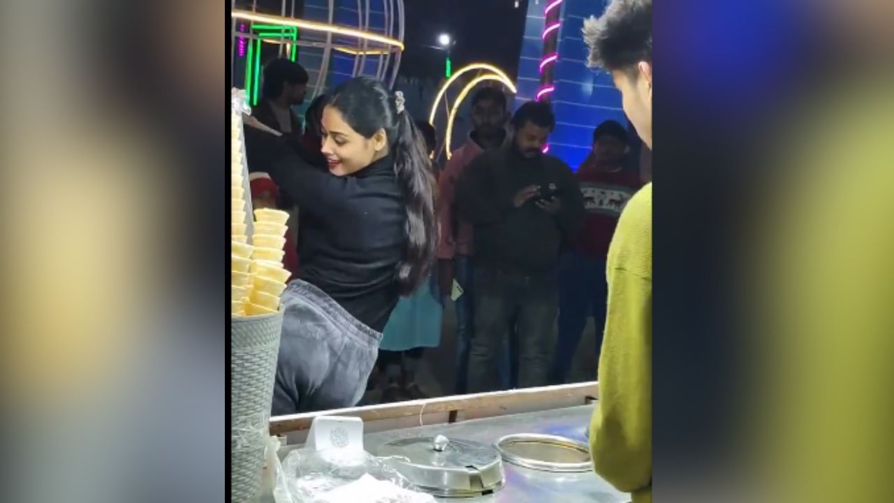 Girl Dance: ਰੀਲ ਲਈ ਆਈਸ ਕਰੀਮ ਦੀ ਦੁਕਾਨ ਦੇ ਸਾਹਮਣੇ ਕੁੜੀ ਨੇ ਲਗਾਏ ਠੁਮਕੇ, Video ਦੇਖ ਲੋਕਾਂ ਨੇ ਲਗਾਈ ਕਲਾਸ Girl Dance: ਰੀਲ ਲਈ ਆਈਸ ਕਰੀਮ ਦੀ ਦੁਕਾਨ ਦੇ ਸਾਹਮਣੇ ਕੁੜੀ ਨੇ ਲਗਾਏ ਠੁਮਕੇ, Video ਦੇਖ ਲੋਕਾਂ ਨੇ ਲਗਾਈ ਕਲਾਸ