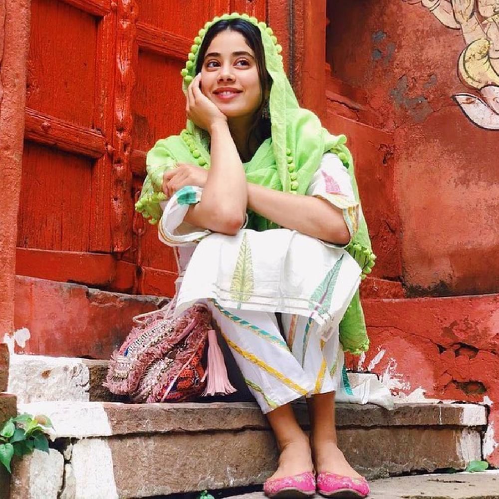 ਜਾਹਨਵੀ ਕਪੂਰ ਨੇ ਚਿੱਟੇ ਰੰਗ ਦਾ ਸੂਟ ਪਾਇਆ ਹੋਇਆ ਹੈ। ਹਲਕੇ ਹਰੇ ਰੰਗ ਦਾ ਦੁਪੱਟਾ ਵੀ ਕੈਰੀ ਕੀਤਾ ਹੈ। ਸੂਟ ਉੱਤੇ ਸੰਤਰੀ ਅਤੇ ਹਰੇ ਰੰਗ ਵਿੱਚ ਧਾਗੇ ਦਾ ਕੰਮ ਹੈ। ਤੁਸੀਂ ਅਦਾਕਾਰਾ ਦੇ ਇਸ ਲੁੱਕ ਤੋਂ ਗਣਤੰਤਰ ਦਿਵਸ ਲਈ ਆਈਡੀਆ ਵੀ ਲੈ ਸਕਦੇ ਹੋ। ( Credit : janhvikapoor )