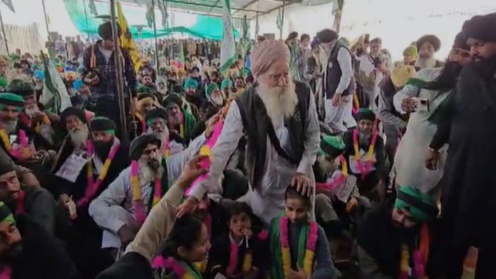 ਇਸ ਸੱਦੇ ਤੋਂ ਬਾਅਦ ਜਿੱਥੇ ਡੱਲੇਵਾਲ ਨੇ ਡਾਕਟਰੀ ਸੇਵਾਵਾਂ ਲੈਣ ਲਈ ਸਹਿਮਤੀ ਦੇ ਦਿੱਤੀ ਹੈ ਤਾਂ ਉੱਥੇ ਹੀ ਉਹਨਾਂ ਦੇ ਹੱਕ ਵਿੱਚ ਮਰਨ ਵਰਤੇ ਤੇ ਬੈਠੇ 121 ਕਿਸਾਨਾਂ ਨੇ ਆਪਣੇ ਮਰਨ ਵਰਤ ਖ਼ਤਮ ਕਰ ਦਿੱਤਾ ਹੈ। ਇਸ ਤੋਂ ਬਾਅਦ ਸਿਰਫ਼ ਡੱਲੇਵਾਲ ਹੀ ਮਰਨ ਵਰਤ ਤੇ ਰਹਿਣਗੇ। ਕੇਂਦਰ ਦੇ ਸੱਦੇ ਤੋਂ ਬਾਅਦ ਡਾਕਟਰਾਂ ਦੀ ਟੀਮ ਵੱਲੋਂ ਡੱਲੇਵਾਲ ਨੂੰ ਗਲੂਕੋਜ਼ ਚੜਾਇਆ ਹੈ। ਇਸ ਤੋਂ ਇਲਾਵਾ ਡਾਕਟਰਾਂ ਦੀ ਟੀਮ ਵੱਲੋਂ ਉਹਨਾਂ ਦੀ ਸਿਹਤ ਤੇ ਲਗਾਤਾਰ ਨਜ਼ਰ ਰੱਖੀ ਜਾ ਰਹੀ ਹੈ।