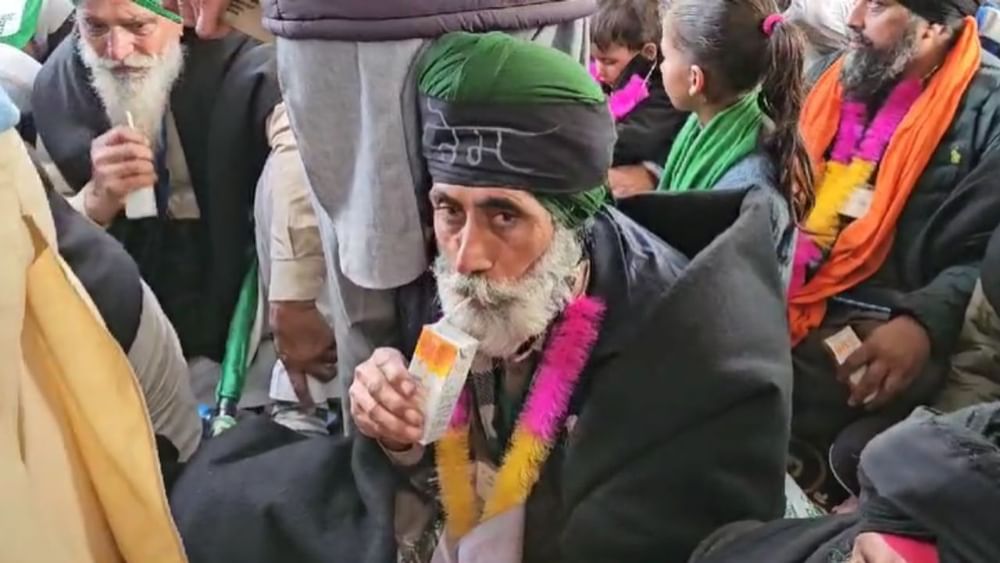 ਕੇਂਦਰ ਸਰਕਾਰ ਵੱਲੋਂ ਕਿਸਾਨਾਂ ਦੀਆਂ ਮੰਗਾਂ ਤੇ ਗੱਲਬਾਤ ਕਰਨ ਲਈ ਆਏ ਸੱਦੇ ਤੋਂ ਬਾਅਦ ਜਗਜੀਤ ਡੱਲੇਵਾਲ ਦੇ ਹੱਕ ਵਿੱਚ ਭੁੱਖ ਹੜਤਾਲ ਕਰਨ ਵਾਲੇ 121 ਕਿਸਾਨਾਂ ਨੇ ਆਪਣਾ ਵਰਤ ਖ਼ਤਮ ਕਰ ਦਿੱਤਾ ਹੈ। ਕਿਸਾਨ ਆਗੂਆਂ ਦੇ ਇਸ ਫੈਸਲੇ ਤੋਂ ਬਾਅਦ ਹੁਣ ਸਿਰਫ਼ ਡੱਲੇਵਾਲ ਹੀ ਮਰਨ ਵਰਤ ਤੇ ਰਹਿਣਗੇ।