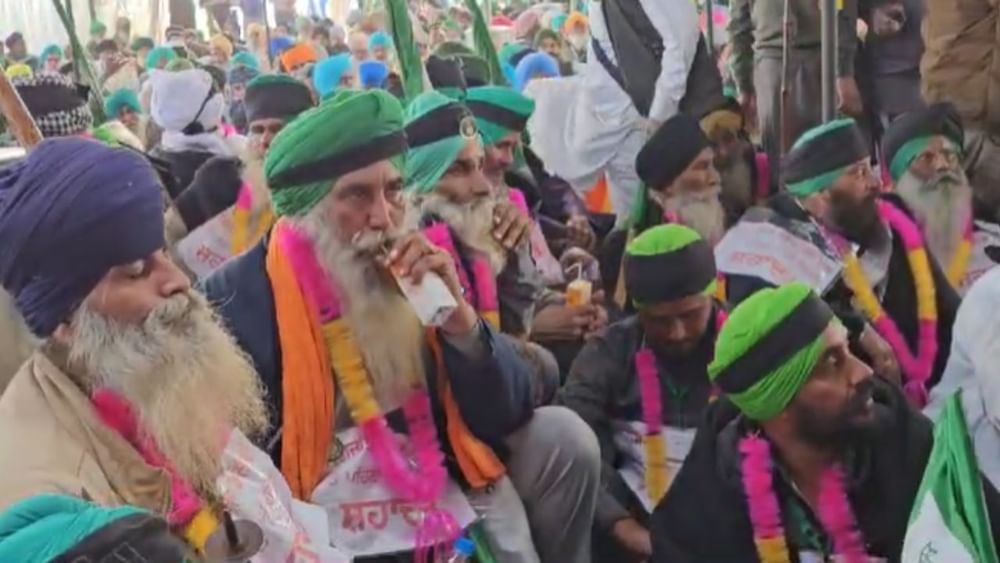 ਮੀਡੀਆ ਨਾਲ ਗੱਲਬਾਤ ਕਰਦਿਆਂ ਕੇਂਦਰੀ ਖੇਤੀਬਾੜੀ ਸਕੱਤਰ ਪ੍ਰਿਯਰੰਜਨ ਨੇ ਕਿਹਾ ਕਿ ਕੇਂਦਰ ਡੱਲੇਵਾਲ ਦੀ ਸਿਹਤ ਪ੍ਰਤੀ ਚਿੰਤਤ ਹੈ ਜੋ ਮਰਨ ਵਰਤ ‘ਤੇ ਹਨ। ਅਸੀਂ ਇੱਥੇ ਇੱਕ ਹੱਲ ਲੱਭਣ ਆਏ ਹਾਂ। ਕੇਂਦਰੀ ਅਧਿਕਾਰੀਆਂ ਨੇ ਡੱਲੇਵਾਲ ਨੂੰ ਭੁੱਖ ਹੜਤਾਲ ਖਤਮ ਕਰਨ ਦੀ ਅਪੀਲ ਕੀਤੀ ਸੀ, ਪਰ ਉਹਨਾਂ ਨੇ ਇਨਕਾਰ ਕਰ ਦਿੱਤਾ।