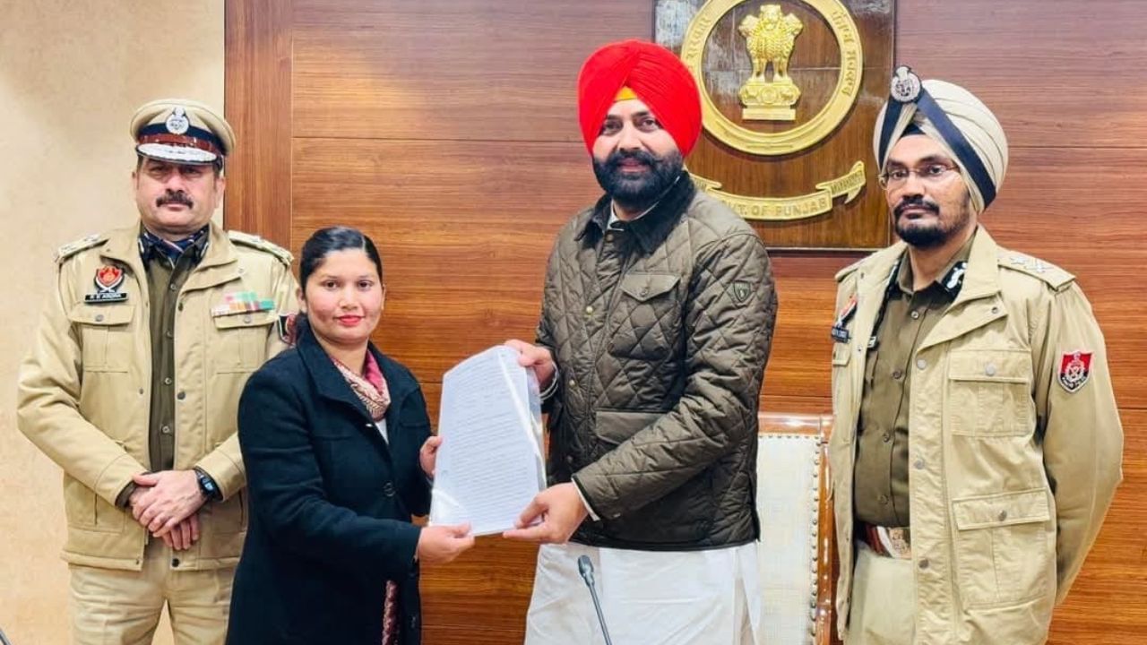 ਜੇਲ੍ਹਾਂ ‘ਚ ਵੀ ਪੜ੍ਹਣਗੇ ਕੈਦੀਆਂ ਦੇ ਬੱਚੇ, ਕੈਬਨਿਟ ਮੰਤਰੀ ਨੇ JBT ਅਧਿਆਪਕਾਂ ਨੂੰ ਦਿੱਤੇ ਨਿਯੁਕਤੀ ਪੱਤਰ ਜੇਲ੍ਹਾਂ ‘ਚ ਵੀ ਪੜ੍ਹਣਗੇ ਕੈਦੀਆਂ ਦੇ ਬੱਚੇ, ਕੈਬਨਿਟ ਮੰਤਰੀ ਨੇ JBT ਅਧਿਆਪਕਾਂ ਨੂੰ ਦਿੱਤੇ ਨਿਯੁਕਤੀ ਪੱਤਰ