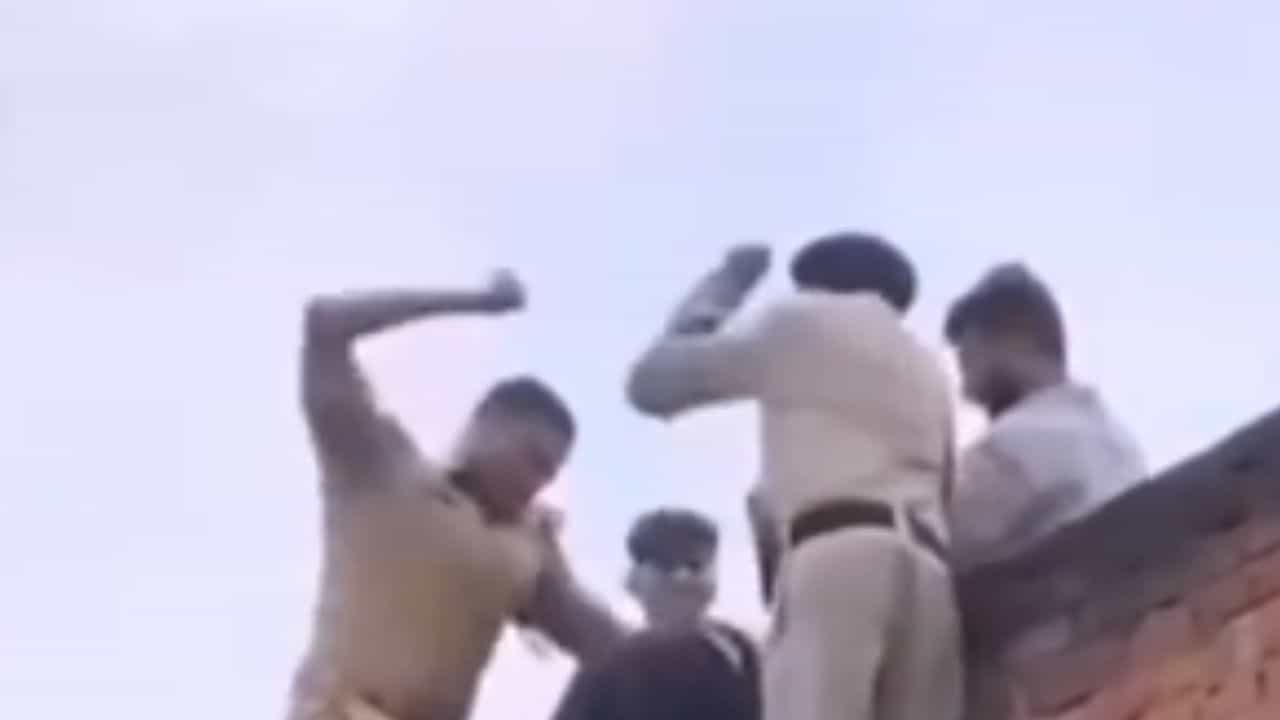 Viral Video: ਪਹਿਲਾਂ ਬਚਾਇਆ ਤੇ ਫਿਰ ਖੁਦ ਕੁੱਟਿਆ, ਵਾਇਰਲ ਵੀਡੀਓ ਦੇਖ ਕੇ ਤੁਸੀਂ ਨਹੀਂ ਰੋਕ ਸਕੋਗੇ ਆਪਣਾ ਹਾਸਾ Viral Video: ਪਹਿਲਾਂ ਬਚਾਇਆ ਤੇ ਫਿਰ ਖੁਦ ਕੁੱਟਿਆ, ਵਾਇਰਲ ਵੀਡੀਓ ਦੇਖ ਕੇ ਤੁਸੀਂ ਨਹੀਂ ਰੋਕ ਸਕੋਗੇ ਆਪਣਾ ਹਾਸਾ