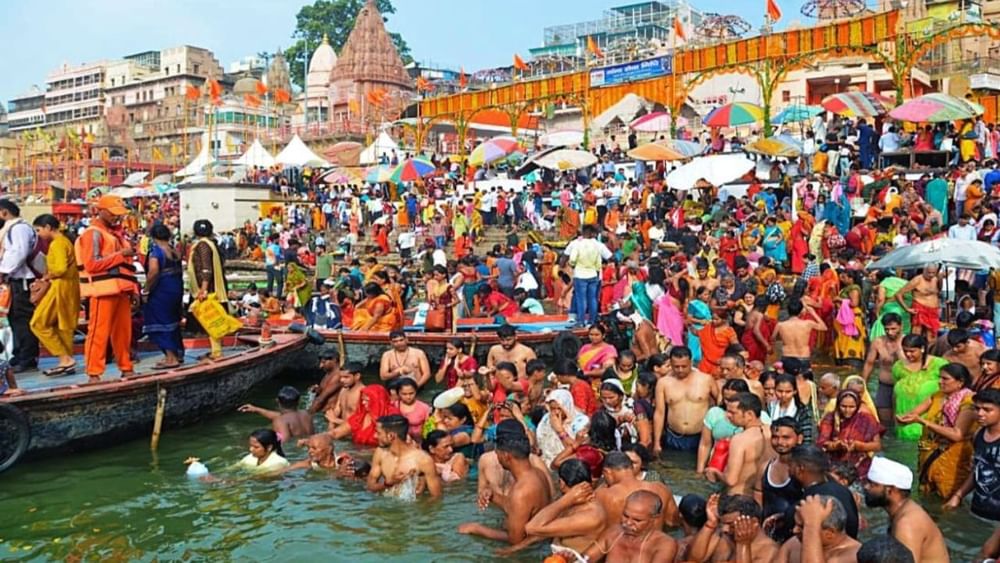 ਅਜਿਹਾ ਮੰਨਿਆ ਜਾਂਦਾ ਹੈ ਕਿ ਮਹਾਕੁੰਭ ਦੌਰਾਨ ਸ਼ਾਹੀ ਇਸ਼ਨਾਨ ਕਰਨ ਨਾਲ ਸਾਰੇ ਪਾਪ ਮਿਟ ਜਾਂਦੇ ਹਨ ਅਤੇ ਮਨੁੱਖ ਨੂੰ ਮੁਕਤੀ ਮਿਲਦੀ ਹੈ। ਇਸ ਦੇ ਨਾਲ ਹੀ ਮਹਾਕੁੰਭ 'ਚ ਹੋਣ ਵਾਲੇ ਸ਼ਾਹੀ ਇਸ਼ਨਾਨ ਦਾ ਬਹੁਤ ਮਹੱਤਵ ਹੈ, ਇਸ ਤੋਂ ਇਲਾਵਾ ਸ਼ਾਹੀ ਇਸ਼ਨਾਨ ਸਭ ਤੋਂ ਖਾਸ ਪਰੰਪਰਾ ਮੰਨੀ ਜਾਂਦੀ ਹੈ। ਇਸ ਵਿੱਚ ਪਹਿਲਾਂ ਸਾਧੂ-ਸੰਤ ਇਸ਼ਨਾਨ ਕਰਦੇ ਹਨ, ਫਿਰ ਆਮ ਲੋਕ। ਇਸ ਨੂੰ ਸ਼ਾਹੀ ਇਸ਼ਨਾਨ ਕਿਹਾ ਜਾਂਦਾ ਹੈ ਕਿਉਂਕਿ ਇਸ ਵਿੱਚ ਸਾਧੂ-ਸੰਤ ਇਸ਼ਨਾਨ ਕਰਦੇ ਹਨ। ਇਹ ਸਿਰਫ਼ ਸਰੀਰ ਨੂੰ ਸਾਫ਼ ਕਰਨ ਲਈ ਹੀ ਨਹੀਂ ਸਗੋਂ ਆਤਮਾ ਨੂੰ ਸ਼ੁੱਧ ਕਰਨ ਲਈ ਵੀ ਕੀਤਾ ਜਾਂਦਾ ਹੈ।