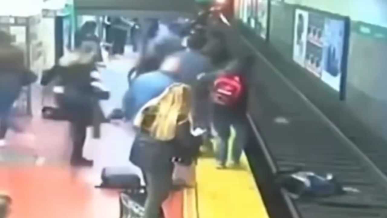 OMG: ਮੈਟਰੋ ਦੇ ਸਾਹਮਣੇ ਰੇਲਵੇ ਟਰੈਕ ਤੇ ਡਿੱਗੀ ਪਈ ਕੁੜੀ, ਅੱਗੇ ਜੋ ਹੋਇਆ ਦੇਖ ਕੇ ਕੰਬ ਜਾਵੇਗੀ ਤੁਹਾਡੀ ਰੂਹ