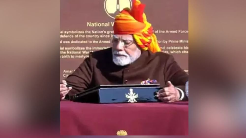 ਉਹਨਾਂ ਨੇ ਲਾਲ ਅਤੇ ਪੀਲੇ ਰੰਗ ਦੀ ਪੱਗ ਬੰਨ੍ਹੀ ਹੋਈ ਸੀ। ਸਾਫ਼ਾ, ਯਾਨੀ ਕਿ ਪੱਗ, ਨੇ ਉਹਨਾਂ ਦੀ ਲੁੱਕ ਵਿੱਚ ਹੋਰ ਵਾਧਾ ਕੀਤਾ। ਨਾਲ ਹੀ, ਪੱਗ ਦਾ ਲੰਬਾ ਸਿਰਾ ਲਟਕਿਆ ਹੋਇਆ ਦੇਖਿਆ ਗਿਆ।