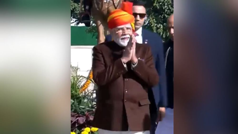 ਉਹਨਾਂ ਨੇ ਲਹਿਰੀਆ ਸਾਫ਼ਾ ਪੱਗ ਬੰਨ੍ਹੀ ਹੋਈ ਹੈ। ਪੀਐਮ ਮੋਦੀ ਦੀ ਇਹ ਲਾਲ ਅਤੇ ਪੀਲੀ ਪੱਗ ਜੋਧਪੁਰ ਦੀ ਨੁਮਾਇੰਦਗੀ ਕਰ ਰਹੀ ਹੈ। ਇਸ ਤੋਂ ਪਹਿਲਾਂ ਸਾਲ 2024 ਵਿੱਚ, ਉਹਨਾਂ ਨੇ ਗਣਤੰਤਰ ਦਿਵਸ ਦੇ ਮੌਕੇ 'ਤੇ ਬੰਧਨੀ ਪ੍ਰਿੰਟ ਦੀ ਪੱਗ ਪਹਿਨੀ ਸੀ।