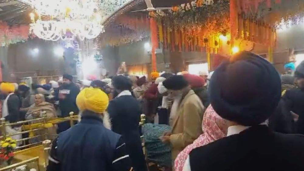 ਗੁਰਦੁਆਰਾ ਸ੍ਰੀ ਦਰਬਾਰ ਸਾਹਿਬ ਦੀ ਪਰਿਕਰਮਾ ਵਿੱਚ ਸਿੱਖ ਇਤਿਹਾਸ ਨੂੰ ਦਰਸਾਉਂਦੀ ਪ੍ਰਦਰਸ਼ਨੀ ਵੀ ਲਗਾਈ ਗਈ। ਦਿਨ ਭਰ ਸ਼ਹਿਰ ਦੀਆਂ ਵੱਖ-ਵੱਖ ਥਾਵਾਂ ‘ਤੇ ਤਰ੍ਹਾਂ-ਤਰ੍ਹਾਂ ਦੇ ਲੰਗਰ ਅਤੁੱਟ ਵਰਤਾਏ ਜਾਂਦੇ ਰਹੇ।