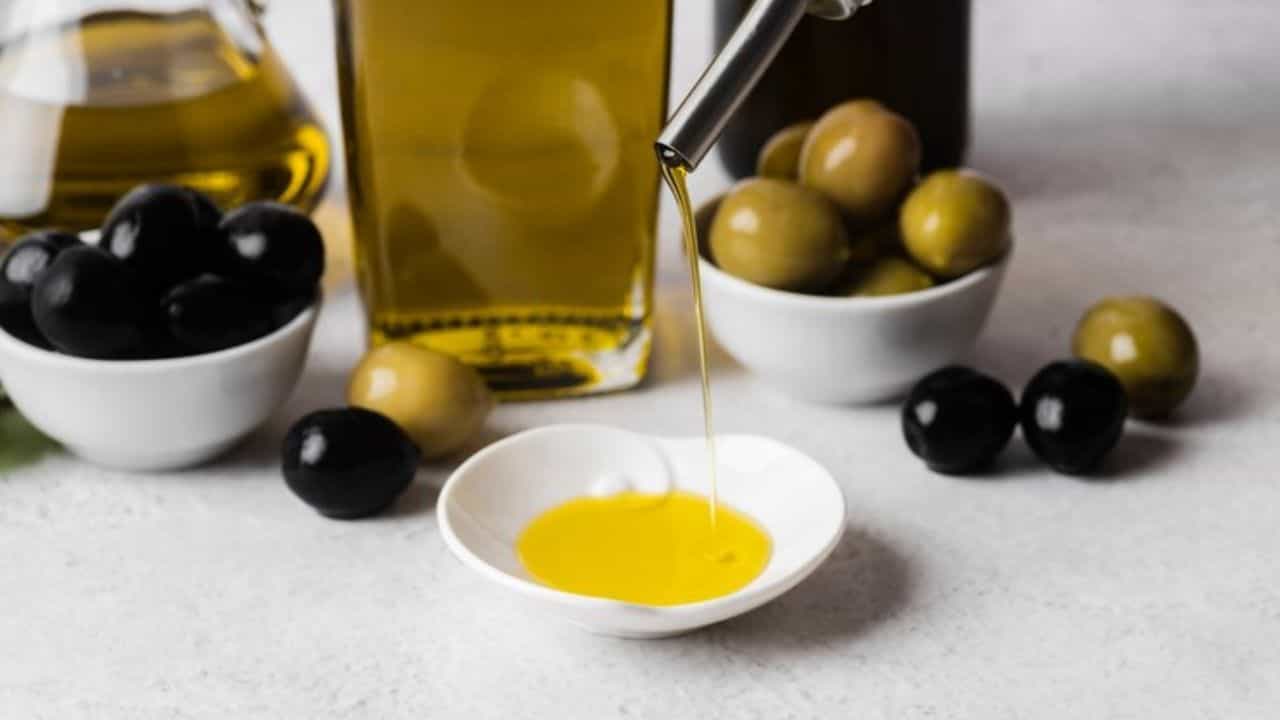 ਬਹੁਤ ਜ਼ਿਆਦਾ Olive Oil ਦੀ ਵਰਤੋਂ ਹੋ ਸਕਦੀ ਹੈ ਨੁਕਸਾਨਦੇਹ! ਜਾਣੋ ਮਾਹਰ ਨੇ ਕੀ ਕਿਹਾ ਬਹੁਤ ਜ਼ਿਆਦਾ Olive Oil ਦੀ ਵਰਤੋਂ ਹੋ ਸਕਦੀ ਹੈ ਨੁਕਸਾਨਦੇਹ! ਜਾਣੋ ਮਾਹਰ ਨੇ ਕੀ ਕਿਹਾ