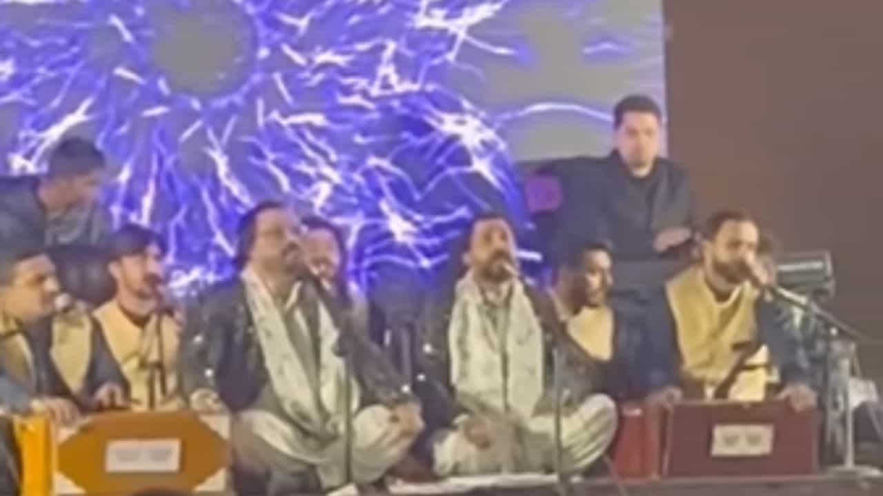 Viral Video: ਪਾਕਿਸਤਾਨੀ ਸੂਫ਼ੀ ਗਾਇਕਾਂ ਨੇ ਜਸਟਿਨ ਬੀਬਰ ਦੇ ਗਾਣੇ ਨੂੰ ਦਿੱਤਾ ਕੱਵਾਲੀ ਟਵਿਸਟ, Video ਹੋਇਆ ਵਾਇਰਲ Viral Video: ਪਾਕਿਸਤਾਨੀ ਸੂਫ਼ੀ ਗਾਇਕਾਂ ਨੇ ਜਸਟਿਨ ਬੀਬਰ ਦੇ ਗਾਣੇ ਨੂੰ ਦਿੱਤਾ ਕੱਵਾਲੀ ਟਵਿਸਟ, Video ਹੋਇਆ ਵਾਇਰਲ