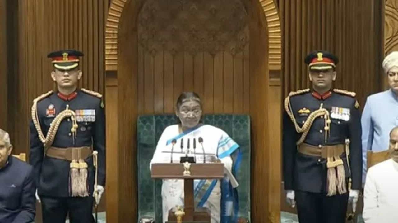 President Address in Parliament: ਬਜਟ ਤੋਂ ਪਹਿਲਾਂ ਸੰਸਦ ਵਿੱਚ ਰਾਸ਼ਟਰਪਤੀ ਦਾ ਭਾਸ਼ਣ...ਮਿਡਿਲ ਕਲਾਸ, ਨੌਜਵਾਨਾਂ ਅਤੇ ਔਰਤਾਂ ਦੀ ਗੱਲ President Address in Parliament: ਬਜਟ ਤੋਂ ਪਹਿਲਾਂ ਸੰਸਦ ਵਿੱਚ ਰਾਸ਼ਟਰਪਤੀ ਦਾ ਭਾਸ਼ਣ...ਮਿਡਿਲ ਕਲਾਸ, ਨੌਜਵਾਨਾਂ ਅਤੇ ਔਰਤਾਂ ਦੀ ਗੱਲ