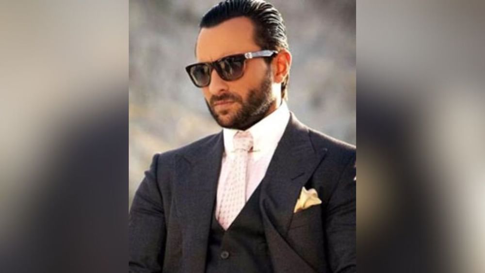 ਪਹਿਲੀ ਥਿਉਰੀ ਆਵਾਜ਼ ਜਹਾਂਗੀਰ ਦੇ ਕਮਰੇ ਵਿੱਚੋਂ ਆਈ ,ਅਦਾਕਾਰ ਦੀ ਘਰ ਦੀ ਸਹਾਇਕ ਏਲੀਆਮਾ ਫਿਲਿਪ ਦੇ ਅਨੁਸਾਰ, ਰਾਤ 2 ਵਜੇ ਅਚਾਨਕ ਆਵਾਜ਼ ਸੁਣ ਕੇ ਮੇਰੀ ਨੀਂਦ ਖੁੱਲ ਗਈ। ਜਦੋਂ ਮੈਂ ਬਾਹਰ ਜਾ ਕੇ ਦੇਖਿਆ ਤਾਂ ਬਾਥਰੂਮ ਦਾ ਦਰਵਾਜ਼ਾ ਖੁੱਲ੍ਹਾ ਸੀ। ਕਮਰੇ ਦੀ ਲਾਈਟ ਜਗ ਰਹੀ ਸੀ। ਮੈਨੂੰ ਲੱਗਿਆ ਕਿ ਕਰੀਨਾ ਮੈਡਮ ਜ਼ਰੂਰ ਜੇਹ ਬਾਬਾ ਨੂੰ ਮਿਲਣ ਆਈ ਹੋਵੇਗੀ। ਇਸ ਲਈ ਮੈਂ ਫਿਰ ਸੌਂ ਗਈ। ਪਰ ਫਿਰ ਜਦੋਂ ਆਵਾਜ਼ ਆਈ ਤਾਂ ਮੈਨੂੰ ਲੱਗਾ ਕਿ ਕੁਝ ਗਲਤ ਹੈ। ਫਿਰ ਮੈਂ ਉੱਠੀ ਅਤੇ ਜੇਹ ਬਾਬਾ ਦੇ ਕਮਰੇ ਵਿੱਚ ਗਈ।