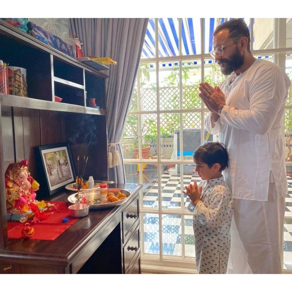 ਅਦਾਕਾਰ ਸੈਫ ਅਲੀ ਖਾਨ 'ਤੇ ਚਾਕੂ ਨਾਲ ਹਮਲੇ ਦੀ ਖ਼ਬਰ ਨੇ ਸਾਰਿਆਂ ਨੂੰ ਹੈਰਾਨ ਕਰ ਦਿੱਤਾ ਹੈ। ਭਾਰੀ ਸੁਰੱਖਿਆ ਦੇ ਵਿਚਕਾਰ ਬਾਂਦਰਾ ਵਰਗੇ ਆਲੀਸ਼ਾਨ ਇਲਾਕੇ ਵਿੱਚ ਕਿਸੇ ਮਸ਼ਹੂਰ ਸ਼ਖਸ ਦੇ ਘਰ ਵਿੱਚ ਦਾਖਲ ਹੋਣਾ ਅਤੇ ਅਜਿਹਾ ਹਮਲਾ ਕਰਨਾ ਕੋਈ ਆਮ ਗੱਲ ਨਹੀਂ ਹੈ। ਹਾਲਾਂਕਿ, ਹੁਣ ਅਦਾਕਾਰ ਦੀ ਹਾਲਤ ਠੀਕ ਹੈ ਅਤੇ ਡਾਕਟਰ ਨੇ ਉਹਨਾਂ ਨੂੰ ਆਮ ਵਾਰਡ ਵਿੱਚ ਤਬਦੀਲ ਕਰ ਦਿੱਤਾ ਹੈ। ਸੈਫ ਨੂੰ ਚਾਕੂ ਮਾਰਿਆ ਗਿਆ 36 ਘੰਟੇ ਹੋ ਗਏ ਹਨ ਅਤੇ ਅਦਾਕਾਰ 'ਤੇ ਹਮਲੇ ਸੰਬੰਧੀ ਕਈ ਥਿਉਰੀਆਂ ਸਾਹਮਣੇ ਆਇਆਂ ਹਨ। ਆਓ ਇੱਕ ਨਜ਼ਰ ਮਾਰੀਏ...