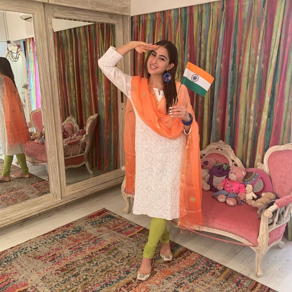 ਸਾਰਾ ਅਲੀ ਖਾਨ ਨੇ ਚਿੱਟੀ ਚਿਕਨਕਾਰੀ ਕੁੜਤੀ, ਹਲਕੇ ਹਰੇ ਰੰਗ ਦਾ ਪਜਾਮਾ ਅਤੇ ਸੰਤਰੀ ਦੁਪੱਟਾ ਪਾਇਆ ਹੋਇਆ ਸੀ। ਤੁਸੀਂ ਗਣਤੰਤਰ ਦਿਵਸ ਲਈ ਅਦਾਕਾਰਾ ਦੇ ਇਸ ਲੁੱਕ ਤੋਂ ਵੀ ਆਈਡੀਆ ਲੈ ਸਕਦੇ ਹੋ। ( Credit : saraalikhan95 )