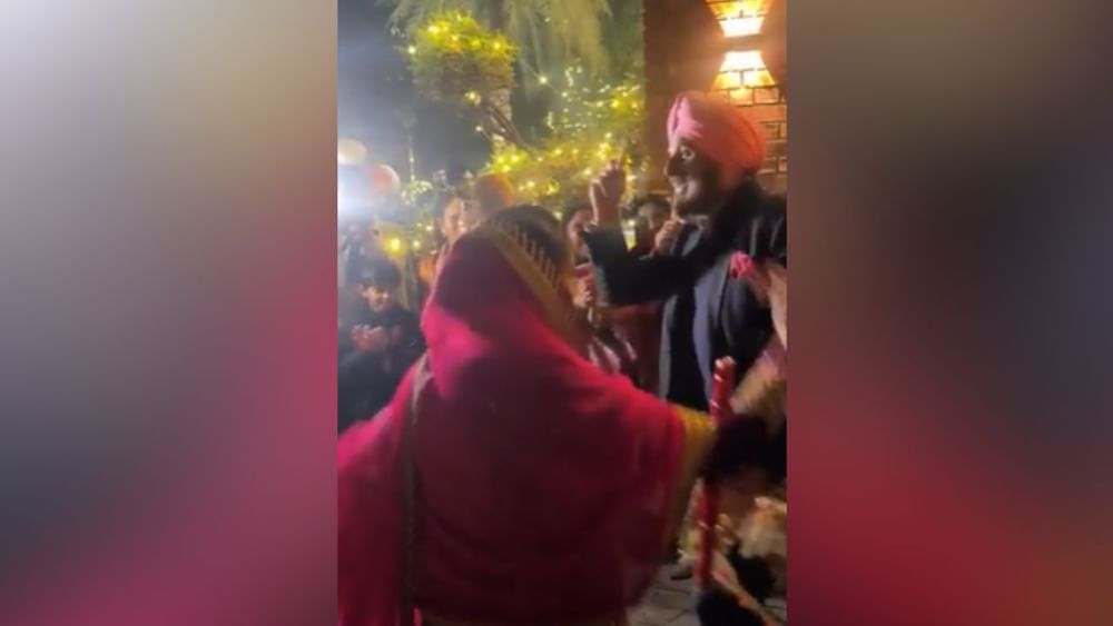 ਹਲਕਾ ਲੰਬੀ ਦੇ ਪਿੰਡ ਬਾਦਲ ਦੀਆਂ ਤਸਵੀਰਾਂ ਦੇਖਣ ਨੂੰ ਮਿਲਿਆਂ ਹਨ। ਮਨਪ੍ਰੀਤ ਸਿੰਘ ਬਾਦਲ ਦੇ ਘਰ ਜਾਗੋ ਪਹੁੰਚੀ ਹੈ। ਇਹ ਤਸਵੀਰਾਂ ਸੁਖਬੀਰ ਬਾਦਲ ਦੀ ਬੇਟੀ ਹਰਕੀਰਤ ਕੌਰ ਦੇ ਵਿਆਹ ਤੋਂ ਪਹਿਲਾਂ ਕੱਢੀ ਗਈ ਜਾਗੋ ਦੀਆਂ ਹਨ।