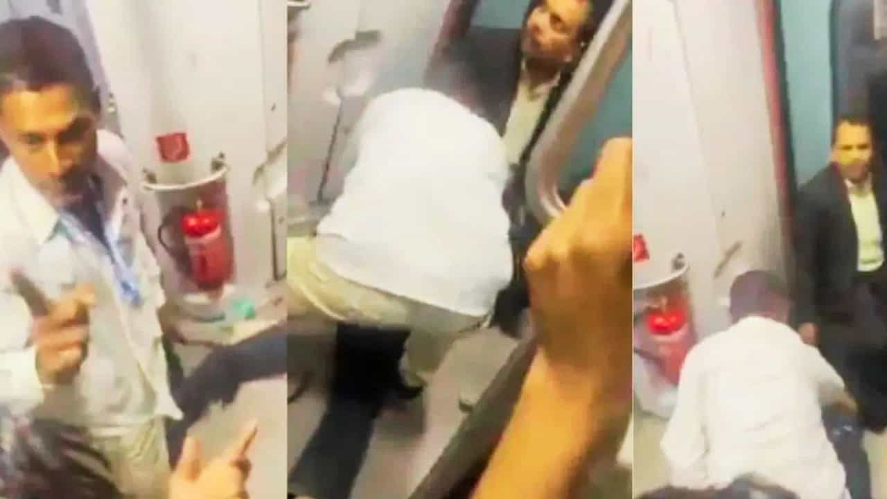 Shocking Video :ਯਾਤਰੀ ਨੂੰ ਪੁੱਠਾ ਲਿਟਾ ਕੇ ਗਰਦਨ ਤੇ ਬੈਠਿਆ TTE, ਅਟੈਂਡੰਟ ਨੂੰ ਬੋਲਿਆ - ਬੇਲਟ ਨਾਲ ਮਾਰ, Video ਵਾਇਰਲ Shocking Video :ਯਾਤਰੀ ਨੂੰ ਪੁੱਠਾ ਲਿਟਾ ਕੇ ਗਰਦਨ ਤੇ ਬੈਠਿਆ TTE, ਅਟੈਂਡੰਟ ਨੂੰ ਬੋਲਿਆ - ਬੇਲਟ ਨਾਲ ਮਾਰ, Video ਵਾਇਰਲ