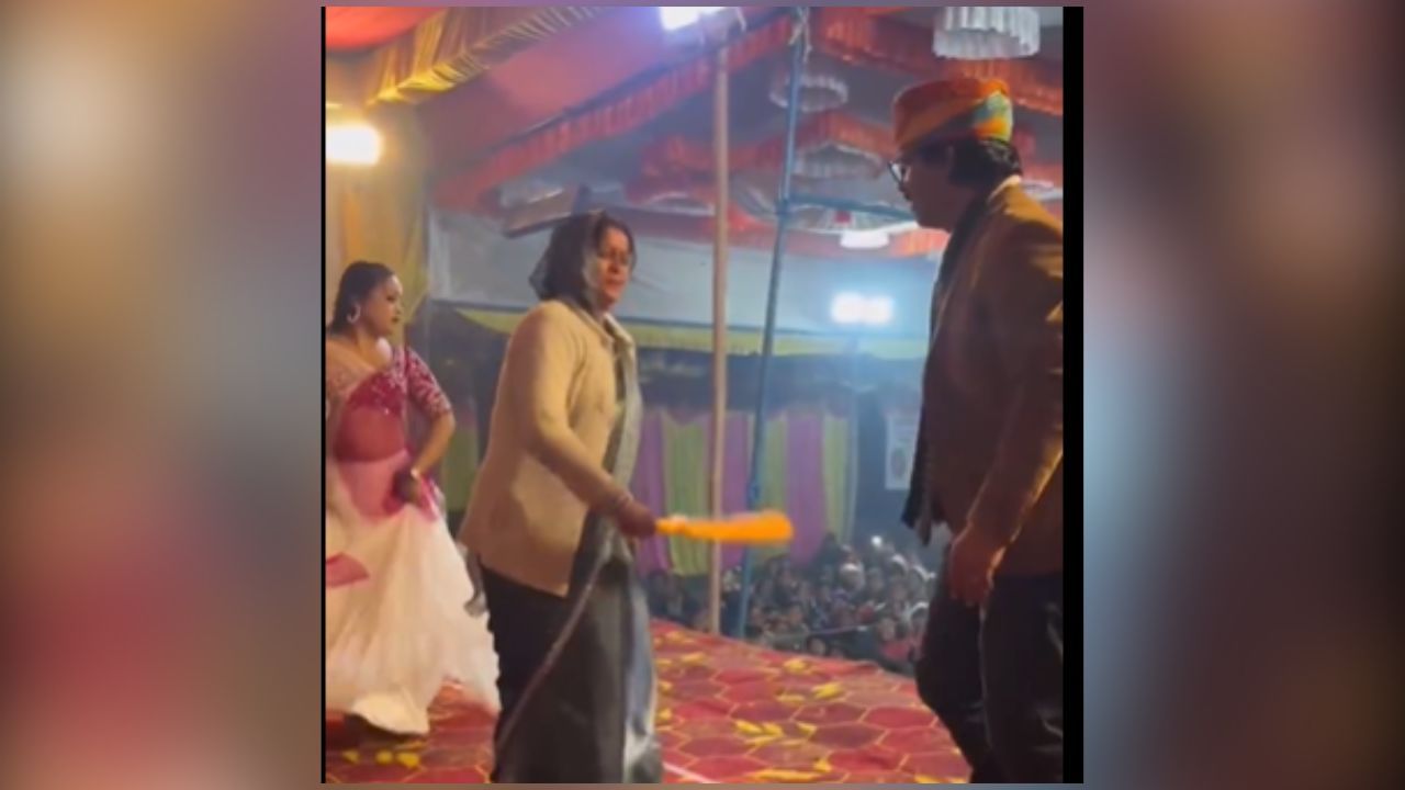 Funny Viral Video: ਕੁੜੀ ਨੂੰ ਨੱਚਦੇ ਦੇਖ ਅੰਕਲ ਨਹੀਂ ਕਰ ਪਾਏ ਕੰਟਰੋਲ, ਆਂਟੀ ਨੇ ਬੈਟ ਨਾਲ ਸਿਖਾਇਆ ਸਬਕ Funny Viral Video: ਕੁੜੀ ਨੂੰ ਨੱਚਦੇ ਦੇਖ ਅੰਕਲ ਨਹੀਂ ਕਰ ਪਾਏ ਕੰਟਰੋਲ, ਆਂਟੀ ਨੇ ਬੈਟ ਨਾਲ ਸਿਖਾਇਆ ਸਬਕ