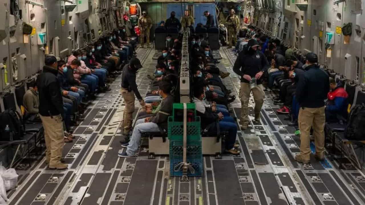 US ਨੇ ਕੱਢੇ, ਪਰ ਭਾਰਤ ਆਕੇ ਵੀ ਨਹੀਂ ਮਿਲੇਗਾ ਚੈਨ, ਏਅਰਪੋਰਟ ਤੇ ਹੀ ਪੁੱਛਗਿਛ ਕਰੇਗੀ ਪੁਲਿਸ US ਨੇ ਕੱਢੇ, ਪਰ ਭਾਰਤ ਆਕੇ ਵੀ ਨਹੀਂ ਮਿਲੇਗਾ ਚੈਨ, ਏਅਰਪੋਰਟ ਤੇ ਹੀ ਪੁੱਛਗਿਛ ਕਰੇਗੀ ਪੁਲਿਸ