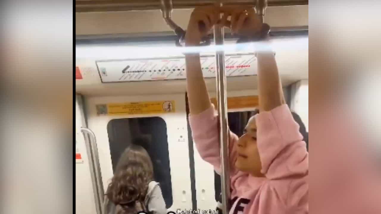 Delhi Metro Viral: ਮੈਟਰੋ ਵਿੱਚ ਕੁੜੀ ਦੀ ਹਰਕਤ ਦੇਖ ਤੁਹਾਨੂੰ ਵੀ ਆ ਜਾਵੇਗਾ ਗੁੱਸਾ, VIDEO ਹੋ ਰਿਹਾ ਵਾਇਰਲ
