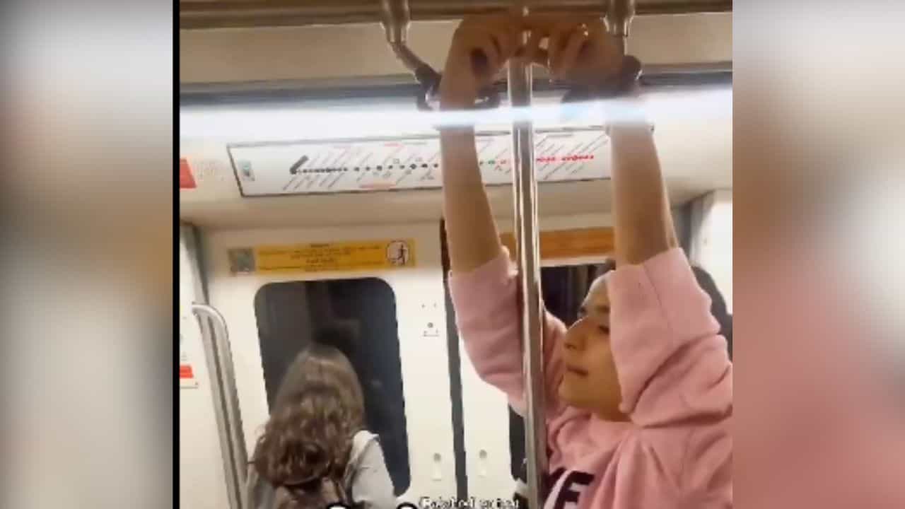 Delhi Metro Viral: ਮੈਟਰੋ ਵਿੱਚ ਕੁੜੀ ਦੀ ਹਰਕਤ ਦੇਖ ਤੁਹਾਨੂੰ ਵੀ ਆ ਜਾਵੇਗਾ ਗੁੱਸਾ, VIDEO ਹੋ ਰਿਹਾ ਵਾਇਰਲ Delhi Metro Viral: ਮੈਟਰੋ ਵਿੱਚ ਕੁੜੀ ਦੀ ਹਰਕਤ ਦੇਖ ਤੁਹਾਨੂੰ ਵੀ ਆ ਜਾਵੇਗਾ ਗੁੱਸਾ, VIDEO ਹੋ ਰਿਹਾ ਵਾਇਰਲ