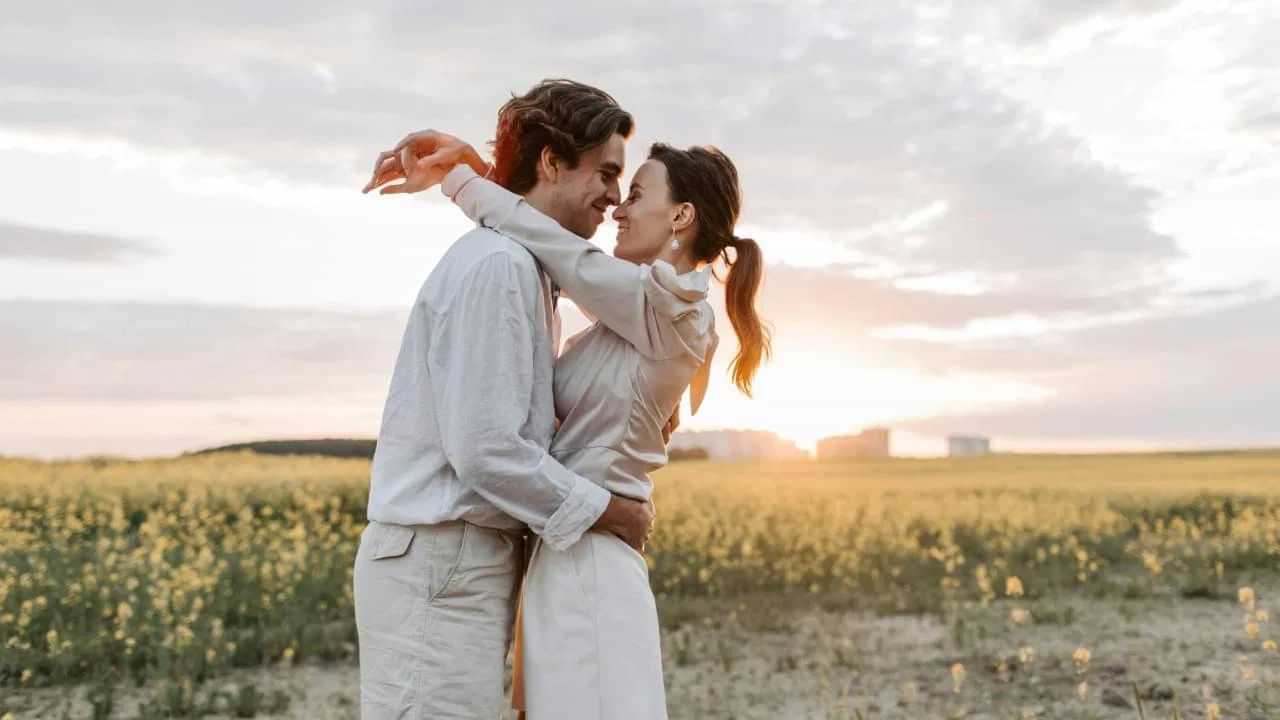 Hug Day Wishes and Quotes: ਹੱਗ ਡੇਅ ਨੂੰ ਕਿਵੇਂ ਯਾਦਗਾਰ ਬਣਾਇਆ ਜਾਵੇ, ਇਸ ਤਰ੍ਹਾਂ ਦਿਓ ਸ਼ੁਭਕਾਮਨਾਵਾਂ
