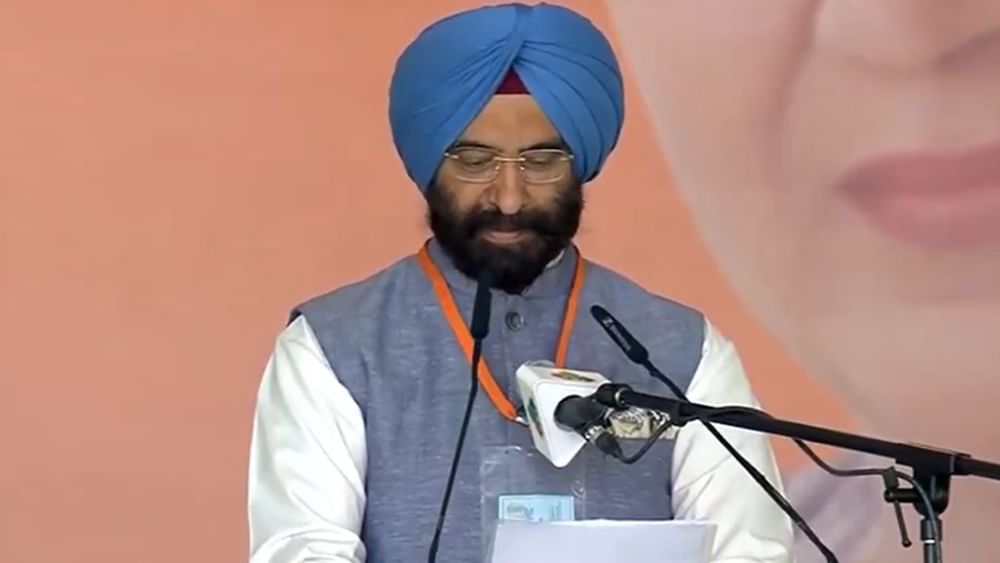 ਮਨਜਿੰਦਰ ਸਿੰਘ ਸਿਰਸਾ ਨੂੰ ਭਾਰਤੀ ਜਨਤਾ ਪਾਰਟੀ ਨੇ ਰਾਜੌਰੀ ਗਾਰਡਨ ਵਿਧਾਨ ਸਭਾ ਸੀਟ ਤੋਂ ਚੋਣ ਮੈਦਾਨ ਵਿੱਚ ਉਤਾਰਿਆ ਸੀ। 52 ਸਾਲਾ ਮਨਜਿੰਦਰ ਸਿੰਘ ਨੇ ਇਹੀ ਸੀਟ 55.8% ਭਾਵ 18,190 ਵੋਟਾਂ ਪ੍ਰਾਪਤ ਕਰਕੇ ਜਿੱਤੀ ਸੀ। ਭਾਜਪਾ ਵਿੱਚ ਸ਼ਾਮਲ ਹੋਣ ਤੋਂ ਪਹਿਲਾਂ, ਸਿਰਸਾ ਸ਼੍ਰੋਮਣੀ ਅਕਾਲੀ ਦਲ ਪਾਰਟੀ ਨਾਲ ਜੁੜੇ ਹੋਏ ਸਨ। (Pic Credit: PTI)