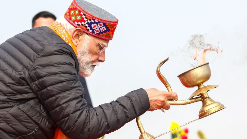 ਪ੍ਰਧਾਨ ਮੰਤਰੀ ਮੋਦੀ ਦੇ ਇਸ ਪ੍ਰੋਗਰਾਮ ਦੇ ਮੱਦੇਨਜ਼ਰ, ਪ੍ਰਯਾਗਰਾਜ ਸਮੇਤ ਪੂਰੇ ਮਹਾਂਕੁੰਭ ਮੇਲੇ ਵਿੱਚ ਸਖ਼ਤ ਸੁਰੱਖਿਆ ਪ੍ਰਬੰਧ ਕੀਤੇ ਗਏ ਸਨ। ਪ੍ਰਧਾਨ ਮੰਤਰੀ ਨਰਿੰਦਰ ਮੋਦੀ ਦੇ ਇਸ ਪ੍ਰੋਗਰਾਮ ਲਈ ਸ਼ਰਧਾਲੂਆਂ ਨੂੰ ਧਿਆਨ ਵਿੱਚ ਰੱਖਦੇ ਹੋਏ ਪਲਾਨ ਬਣਾਇਆ ਗਿਆ ਸੀ। ਉਨ੍ਹਾਂ ਦੇ ਗੰਗਾ ਇਸ਼ਨਾਨ ਦੌਰਾਨ ਸ਼ਰਧਾਲੂਆਂ ਨੂੰ ਕਿਸੇ ਵੀ ਕਿਸਮ ਦੀ ਮੁਸ਼ਕਲ ਦੀ ਸਾਹਮਣਾ ਨਹੀਂ ਕਰਨਾ ਪਿਆ। Pic Credit: X@narendramodi
