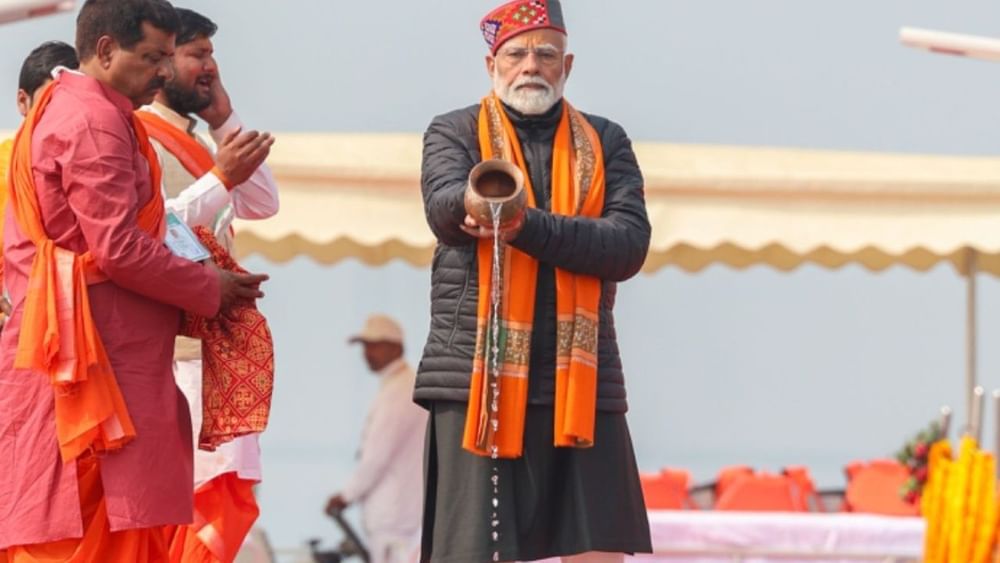 ਇਸ਼ਨਾਨ ਤੋਂ ਬਾਅਦ ਪੀਐਮ ਮੋਦੀ ਨੇ ਪੂਰੇ ਵਿਧੀ-ਵਿਧਾਨ ਅਨੁਸਾਰ ਮਾਂ ਗੰਗਾ ਦੀ ਆਰਤੀ ਵੀ ਕੀਤੀ। ਇਸ ਦੌਰਾਨ ਉੱਥੇ ਮੌਜੂਦ ਪੰਡਿਤਾਂ ਦੇ ਮੰਤਰ ਉੱਚਾਰਣ ਨਾਲ ਪੂਰਾ ਮਾਹੌਲ ਮਾਂ ਗੰਗਾ ਦੀ ਭਗਤੀ ਵਿੱਚ ਲੀਨ ਹੋ ਗਿਆ। Pic Credit: X@narendramodi